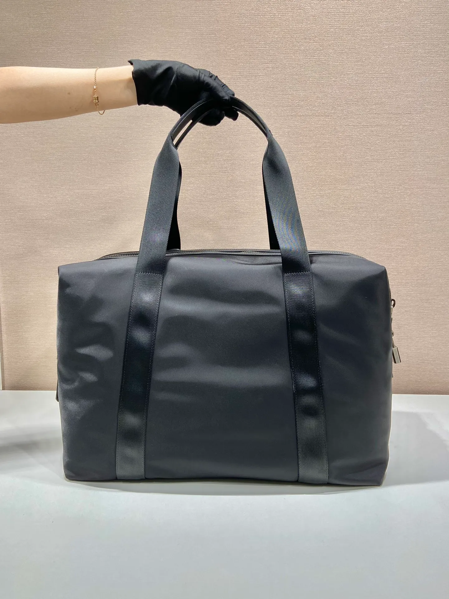 💰1260🎉Classic travel bag🎉2VC796🎉🎉 This travel bag is made of imported nylon fabric/cross-grain cowhide, woven nylon with handles, enamel triangle metal logo on the front, zipper pull and small lock/code lock🎉 One external zipper pocket, internal zipper pocket, simple and elegant. It’s no problem to carry it for daily use or on business trips😘Hurry up and get it🎉🎉 Length 44.5x Height 40x Bottom 24cm🎉🎉🎉