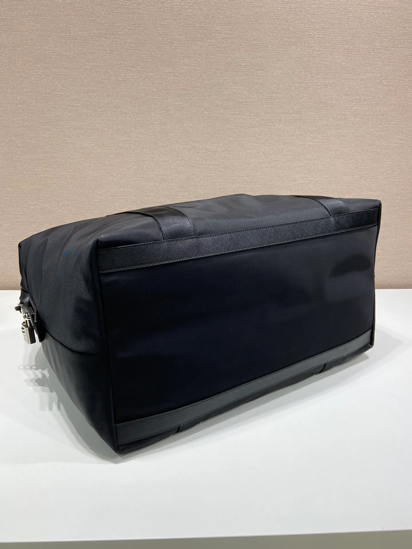 💰1260🎉Classic travel bag🎉2VC796🎉🎉 This travel bag is made of imported nylon fabric/cross-grain cowhide, woven nylon with handles, enamel triangle metal logo on the front, zipper pull and small lock/code lock🎉 One external zipper pocket, internal zipper pocket, simple and elegant. It’s no problem to carry it for daily use or on business trips😘Hurry up and get it🎉🎉 Length 44.5x Height 40x Bottom 24cm🎉🎉🎉