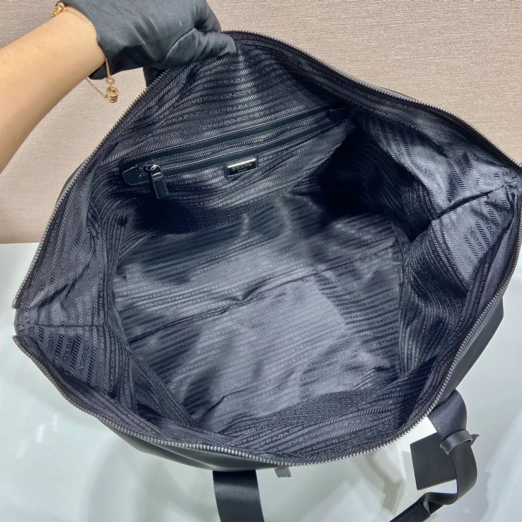 💰1260🎉Classic travel bag🎉2VC796🎉🎉 This travel bag is made of imported nylon fabric/cross-grain cowhide, woven nylon with handles, enamel triangle metal logo on the front, zipper pull and small lock/code lock🎉 One external zipper pocket, internal zipper pocket, simple and elegant. It’s no problem to carry it for daily use or on business trips😘Hurry up and get it🎉🎉 Length 44.5x Height 40x Bottom 24cm🎉🎉🎉