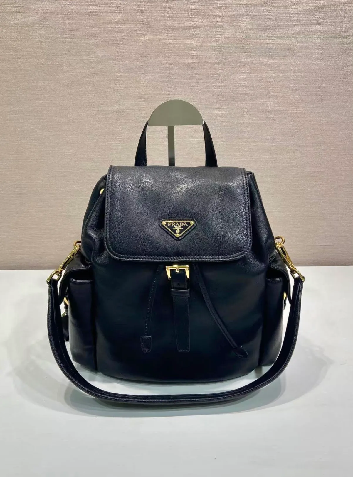 💰2040🎉New Backpack🎉1BZ080 Sheepskin🎉👌 This Explore handbag perfectly combines elegance and functionality, with a multi-pocket silhouette with soft lines. Designed for urban exploration and outdoor adventures, the style features a removable handle for shoulder carry. Imported soft sheepskin embodies the duality of design, blending technical details and sophistication. The bag is designed with a flap and side opening buckle system. It has two external pockets with a flip side opening buckle system. It has a large capacity and space. It is a popular style that will never go out of style and is available for both men and women. Hurry up and get it🎉🎉 Length 27x Height 29x Bottom 12.5cm🎉🎉🎉💰💰💰
