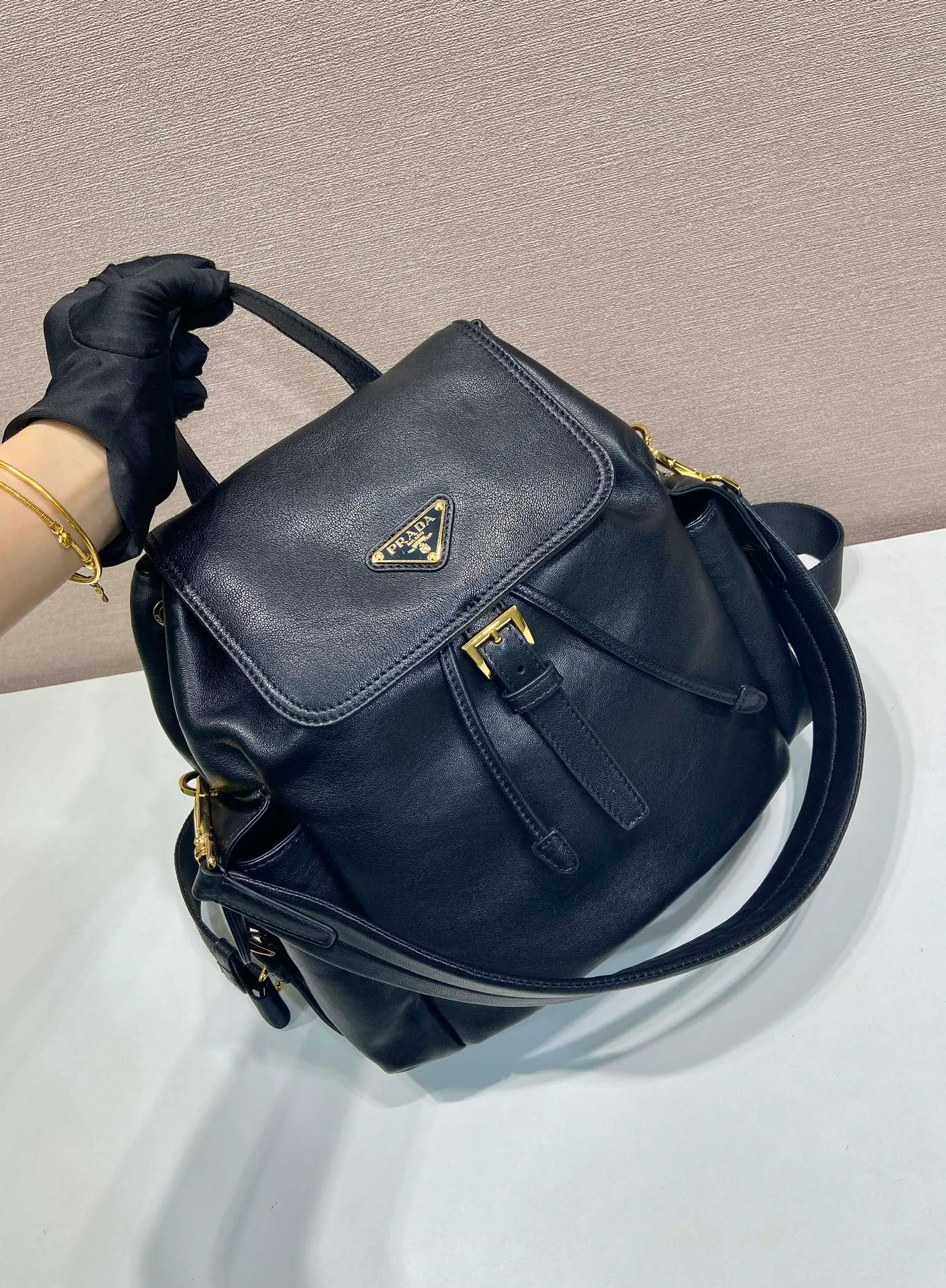 💰2040🎉New Backpack🎉1BZ080 Sheepskin🎉👌 This Explore handbag perfectly combines elegance and functionality, with a multi-pocket silhouette with soft lines. Designed for urban exploration and outdoor adventures, the style features a removable handle for shoulder carry. Imported soft sheepskin embodies the duality of design, blending technical details and sophistication. The bag is designed with a flap and side opening buckle system. It has two external pockets with a flip side opening buckle system. It has a large capacity and space. It is a popular style that will never go out of style and is available for both men and women. Hurry up and get it🎉🎉 Length 27x Height 29x Bottom 12.5cm🎉🎉🎉💰💰💰