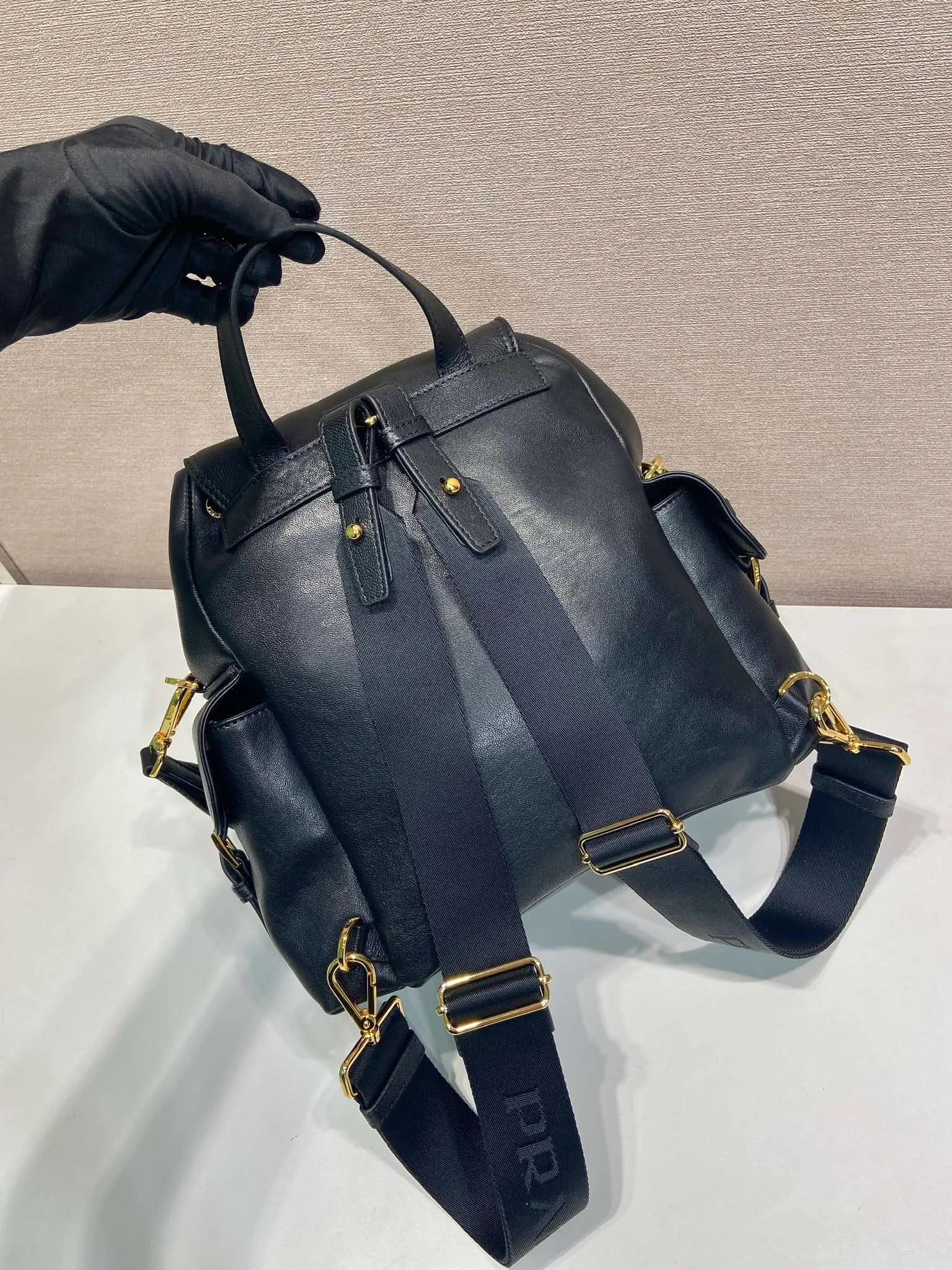💰2040🎉New Backpack🎉1BZ080 Sheepskin🎉👌 This Explore handbag perfectly combines elegance and functionality, with a multi-pocket silhouette with soft lines. Designed for urban exploration and outdoor adventures, the style features a removable handle for shoulder carry. Imported soft sheepskin embodies the duality of design, blending technical details and sophistication. The bag is designed with a flap and side opening buckle system. It has two external pockets with a flip side opening buckle system. It has a large capacity and space. It is a popular style that will never go out of style and is available for both men and women. Hurry up and get it🎉🎉 Length 27x Height 29x Bottom 12.5cm🎉🎉🎉💰💰💰