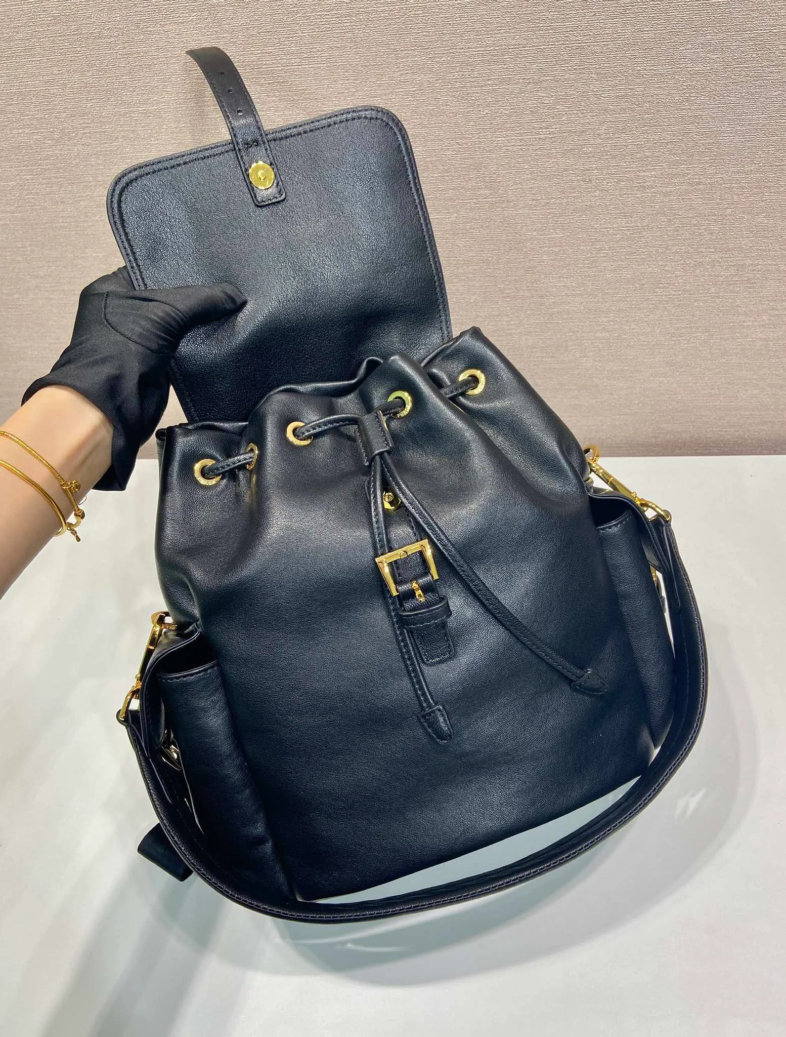 💰2040🎉New Backpack🎉1BZ080 Sheepskin🎉👌 This Explore handbag perfectly combines elegance and functionality, with a multi-pocket silhouette with soft lines. Designed for urban exploration and outdoor adventures, the style features a removable handle for shoulder carry. Imported soft sheepskin embodies the duality of design, blending technical details and sophistication. The bag is designed with a flap and side opening buckle system. It has two external pockets with a flip side opening buckle system. It has a large capacity and space. It is a popular style that will never go out of style and is available for both men and women. Hurry up and get it🎉🎉 Length 27x Height 29x Bottom 12.5cm🎉🎉🎉💰💰💰