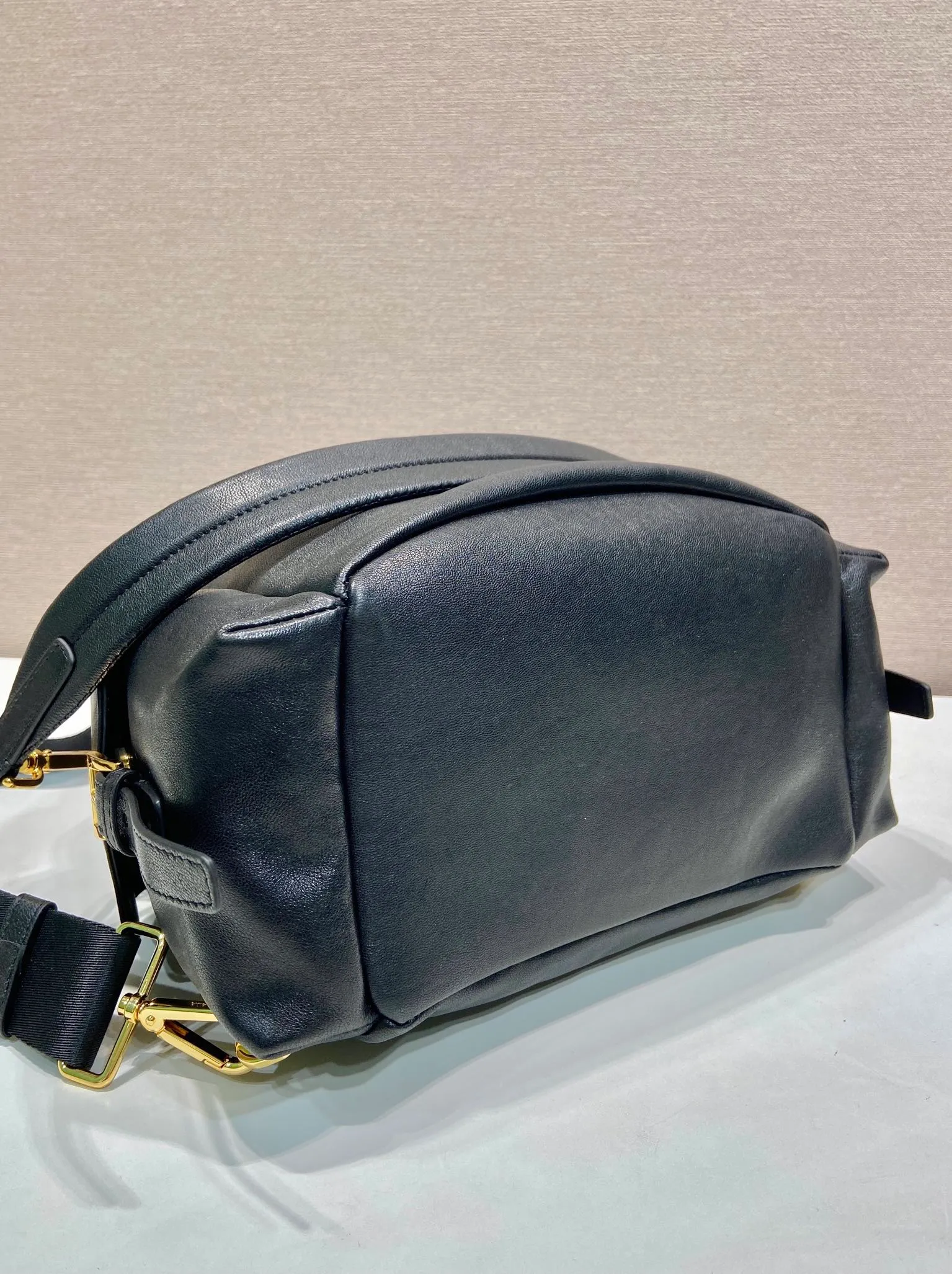 💰2040🎉New Backpack🎉1BZ080 Sheepskin🎉👌 This Explore handbag perfectly combines elegance and functionality, with a multi-pocket silhouette with soft lines. Designed for urban exploration and outdoor adventures, the style features a removable handle for shoulder carry. Imported soft sheepskin embodies the duality of design, blending technical details and sophistication. The bag is designed with a flap and side opening buckle system. It has two external pockets with a flip side opening buckle system. It has a large capacity and space. It is a popular style that will never go out of style and is available for both men and women. Hurry up and get it🎉🎉 Length 27x Height 29x Bottom 12.5cm🎉🎉🎉💰💰💰