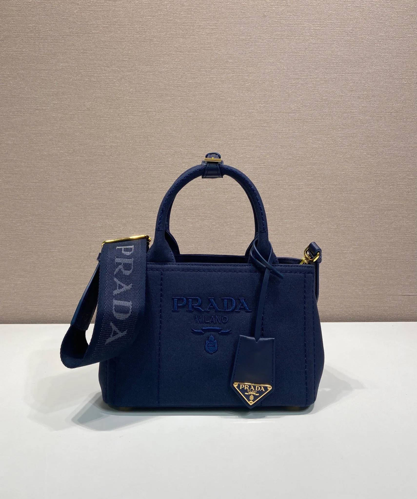 💰1100🎉New handbags🎉1BA038 mini🎉🎉 Inspired by the timeless elements of nautical style, this mini handbag reinterprets the classic style. Made of cotton canvas with leather trim for a sophisticated and versatile look. Canvas handle, detachable and adjustable logo printed woven strap shoulder strap, detachable leather keychain, can be carried by hand or shoulder, large capacity, so beautiful, another timeless and popular style🎉🎉worth owning🎉🎉 Length 22x height 15x bottom 13cm🎉🎉🎉💰💰💰