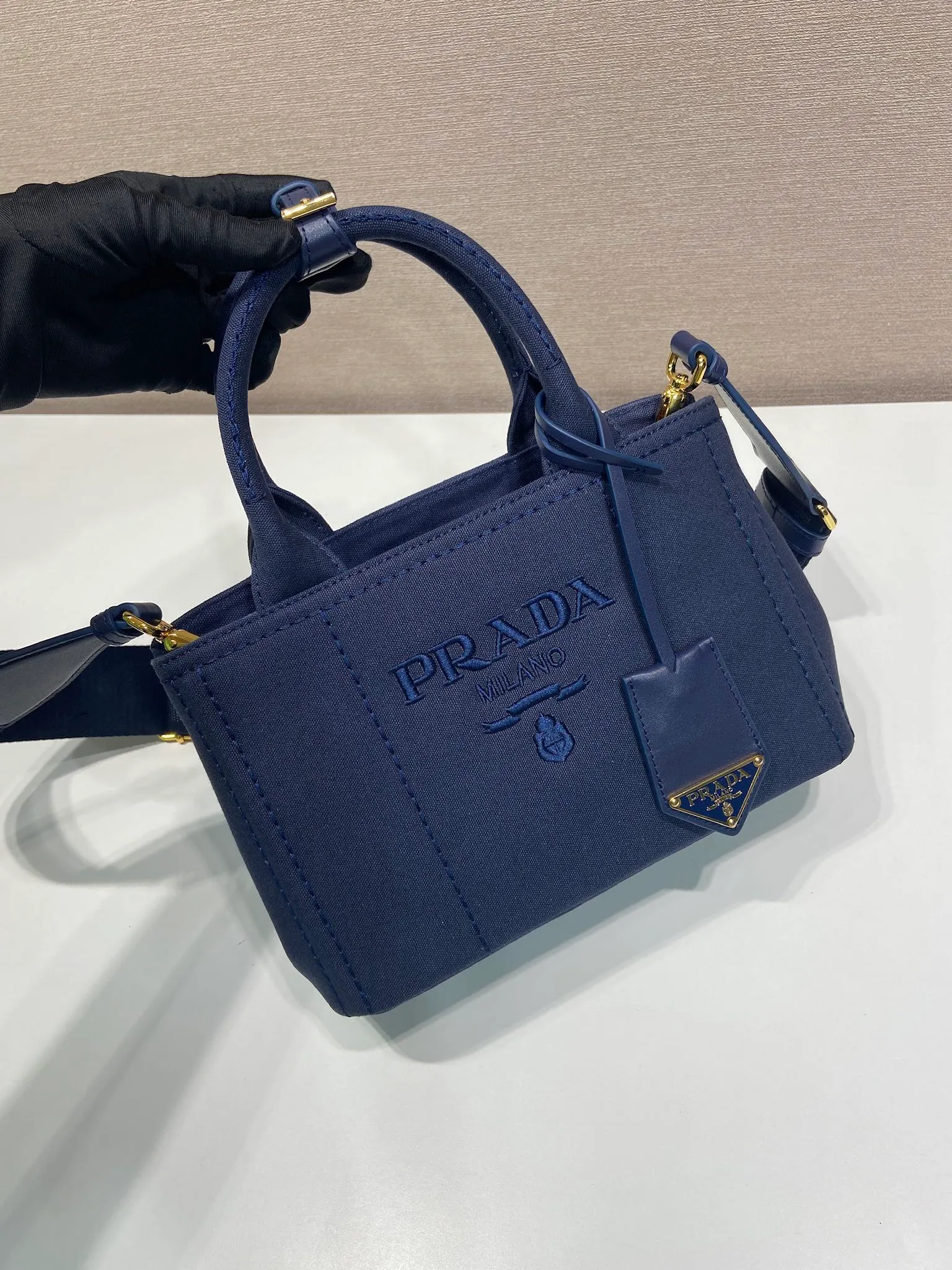 💰1100🎉New handbags🎉1BA038 mini🎉🎉 Inspired by the timeless elements of nautical style, this mini handbag reinterprets the classic style. Made of cotton canvas with leather trim for a sophisticated and versatile look. Canvas handle, detachable and adjustable logo printed woven strap shoulder strap, detachable leather keychain, can be carried by hand or shoulder, large capacity, so beautiful, another timeless and popular style🎉🎉worth owning🎉🎉 Length 22x height 15x bottom 13cm🎉🎉🎉💰💰💰