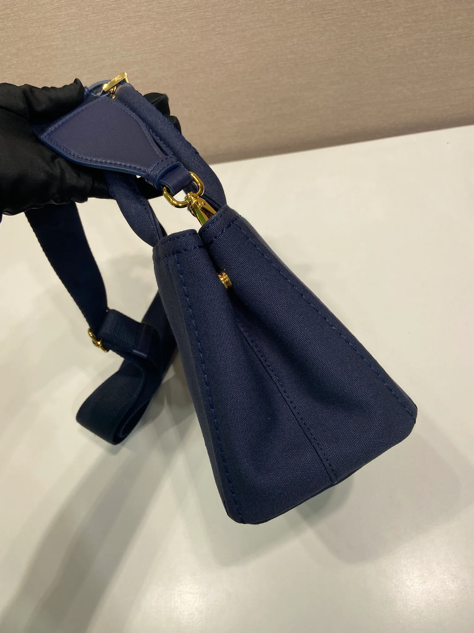 💰1100🎉New handbags🎉1BA038 mini🎉🎉 Inspired by the timeless elements of nautical style, this mini handbag reinterprets the classic style. Made of cotton canvas with leather trim for a sophisticated and versatile look. Canvas handle, detachable and adjustable logo printed woven strap shoulder strap, detachable leather keychain, can be carried by hand or shoulder, large capacity, so beautiful, another timeless and popular style🎉🎉worth owning🎉🎉 Length 22x height 15x bottom 13cm🎉🎉🎉💰💰💰