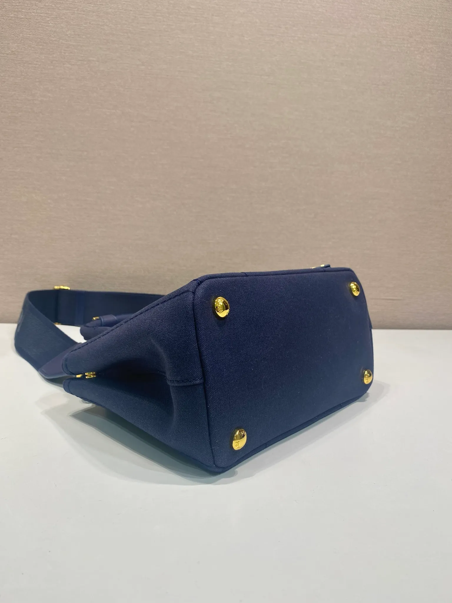 💰1100🎉New handbags🎉1BA038 mini🎉🎉 Inspired by the timeless elements of nautical style, this mini handbag reinterprets the classic style. Made of cotton canvas with leather trim for a sophisticated and versatile look. Canvas handle, detachable and adjustable logo printed woven strap shoulder strap, detachable leather keychain, can be carried by hand or shoulder, large capacity, so beautiful, another timeless and popular style🎉🎉worth owning🎉🎉 Length 22x height 15x bottom 13cm🎉🎉🎉💰💰💰