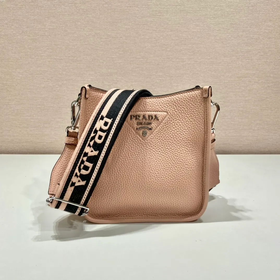 💰1600👏New double shoulder strap bag👏1BH191/tote bag This leather mini shoulder bag has a simple design. A metallic triangle logo on the front adds signature tone. Equipped with detachable logo-printed webbing and leather shoulder straps, it can be exchanged at any time for different outfits and occasions😘😘to highlight its modern style. High fashion is the main fashion for daily matching. Hurry up and get it, it’s so beautiful👏👏 Length 19x height 20x base 6cm👏