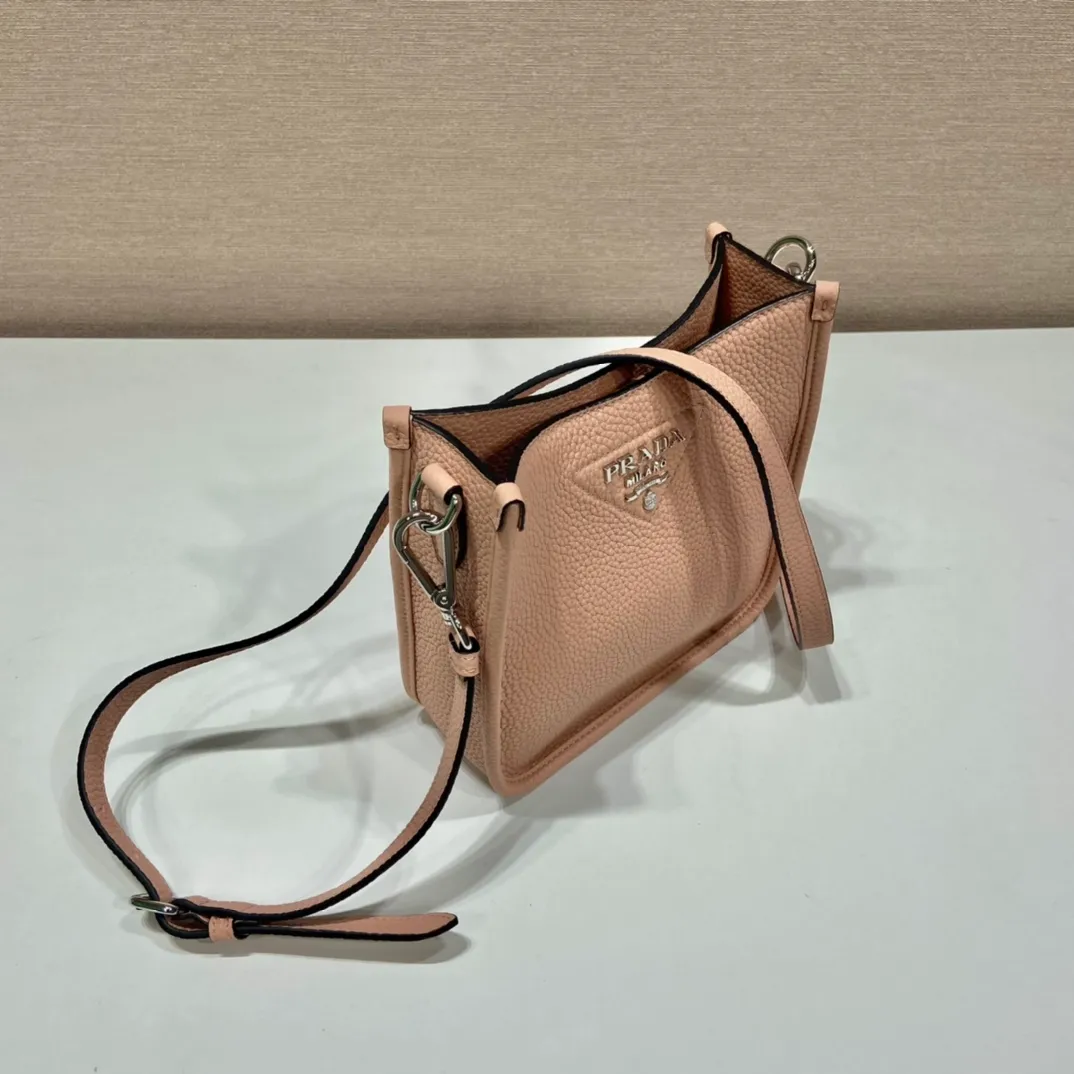 💰1600👏New double shoulder strap bag👏1BH191/tote bag This leather mini shoulder bag has a simple design. A metallic triangle logo on the front adds signature tone. Equipped with detachable logo-printed webbing and leather shoulder straps, it can be exchanged at any time for different outfits and occasions😘😘to highlight its modern style. High fashion is the main fashion for daily matching. Hurry up and get it, it’s so beautiful👏👏 Length 19x height 20x base 6cm👏