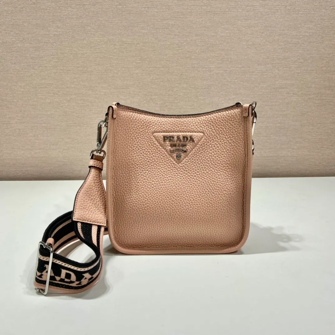 💰1600👏New double shoulder strap bag👏1BH191/tote bag This leather mini shoulder bag has a simple design. A metallic triangle logo on the front adds signature tone. Equipped with detachable logo-printed webbing and leather shoulder straps, it can be exchanged at any time for different outfits and occasions😘😘to highlight its modern style. High fashion is the main fashion for daily matching. Hurry up and get it, it’s so beautiful👏👏 Length 19x height 20x base 6cm👏
