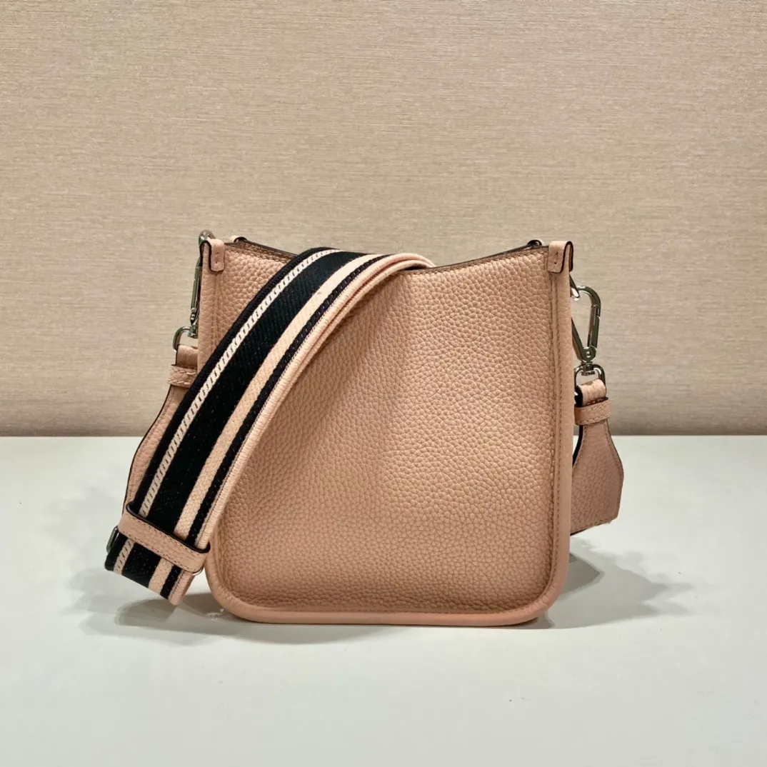 💰1600👏New double shoulder strap bag👏1BH191/tote bag This leather mini shoulder bag has a simple design. A metallic triangle logo on the front adds signature tone. Equipped with detachable logo-printed webbing and leather shoulder straps, it can be exchanged at any time for different outfits and occasions😘😘to highlight its modern style. High fashion is the main fashion for daily matching. Hurry up and get it, it’s so beautiful👏👏 Length 19x height 20x base 6cm👏