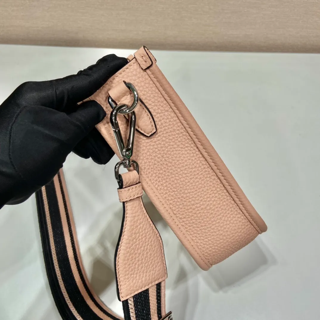 💰1600👏New double shoulder strap bag👏1BH191/tote bag This leather mini shoulder bag has a simple design. A metallic triangle logo on the front adds signature tone. Equipped with detachable logo-printed webbing and leather shoulder straps, it can be exchanged at any time for different outfits and occasions😘😘to highlight its modern style. High fashion is the main fashion for daily matching. Hurry up and get it, it’s so beautiful👏👏 Length 19x height 20x base 6cm👏