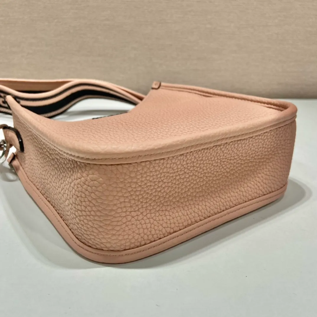 💰1600👏New double shoulder strap bag👏1BH191/tote bag This leather mini shoulder bag has a simple design. A metallic triangle logo on the front adds signature tone. Equipped with detachable logo-printed webbing and leather shoulder straps, it can be exchanged at any time for different outfits and occasions😘😘to highlight its modern style. High fashion is the main fashion for daily matching. Hurry up and get it, it’s so beautiful👏👏 Length 19x height 20x base 6cm👏