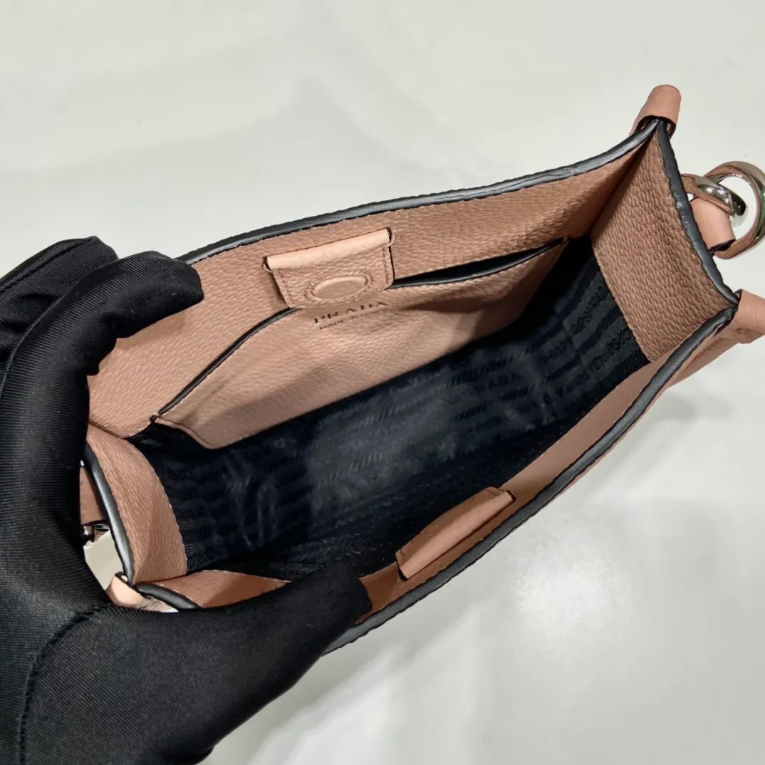 💰1600👏New double shoulder strap bag👏1BH191/tote bag This leather mini shoulder bag has a simple design. A metallic triangle logo on the front adds signature tone. Equipped with detachable logo-printed webbing and leather shoulder straps, it can be exchanged at any time for different outfits and occasions😘😘to highlight its modern style. High fashion is the main fashion for daily matching. Hurry up and get it, it’s so beautiful👏👏 Length 19x height 20x base 6cm👏