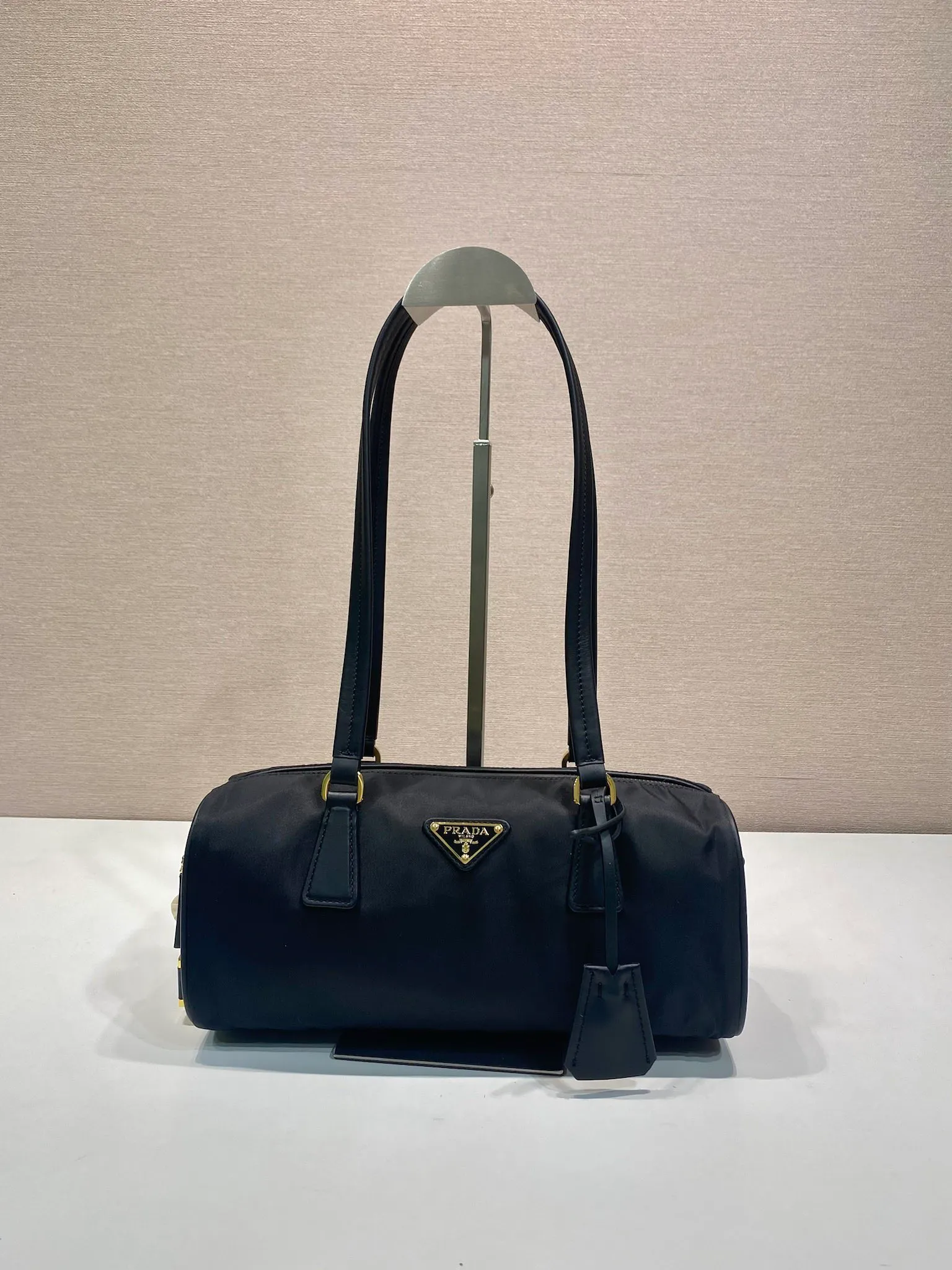 💰1260🎉New lock bag🎉1BB127 nylon fabric🎉🎉 This handbag is made of imported nylon fabric and calfskin, with an exquisite and versatile silhouette that highlights its essence. Paired with gold metal hardware, the zipper closure has an elegant padlock, making it even more chic. It has large capacity and can be carried by hand or on the shoulder. Baby, hurry up and get it🎉🎉 Length 29x Height 12.5x Bottom 10cm🎉🎉