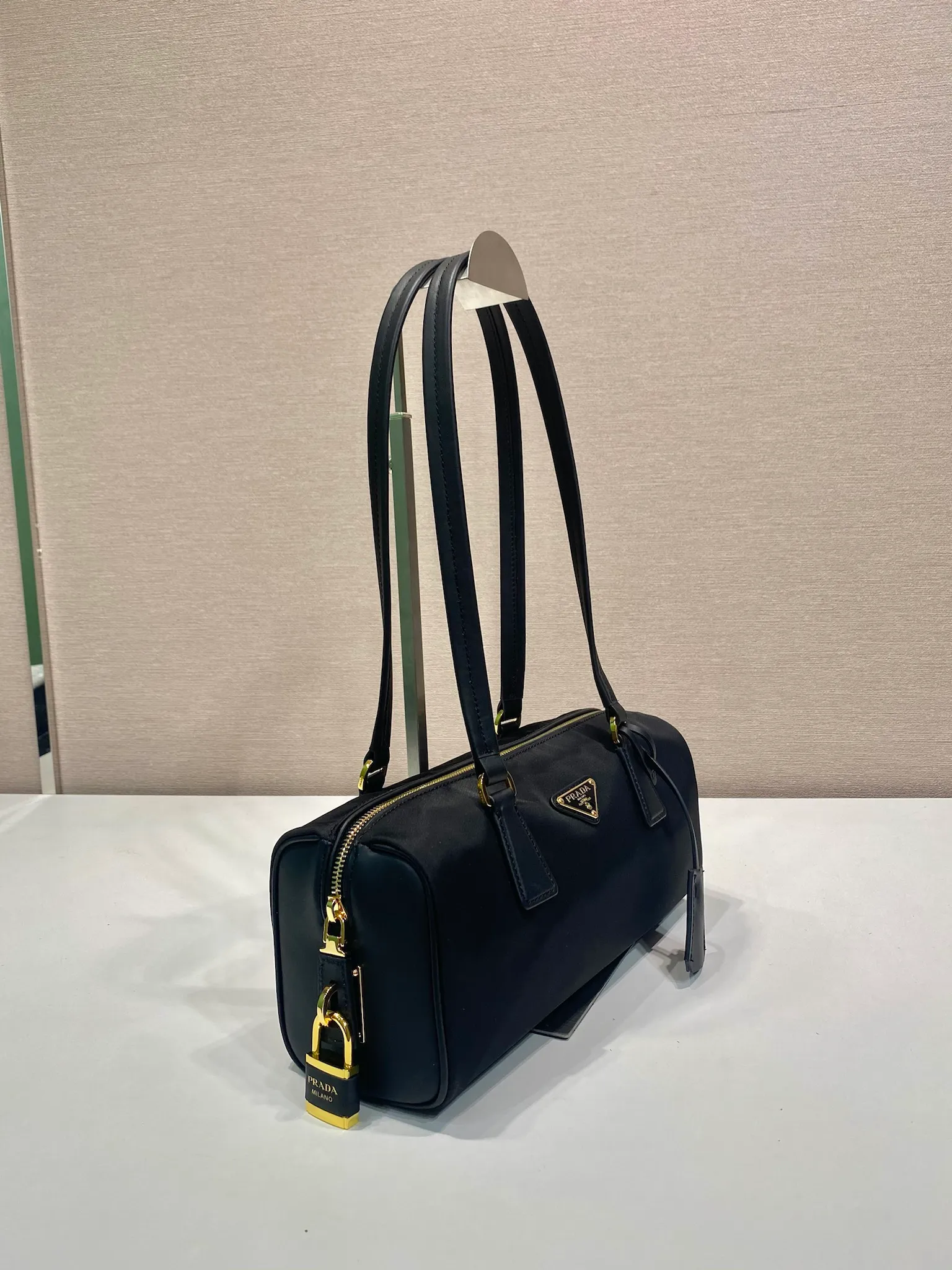 💰1260🎉New lock bag🎉1BB127 nylon fabric🎉🎉 This handbag is made of imported nylon fabric and calfskin, with an exquisite and versatile silhouette that highlights its essence. Paired with gold metal hardware, the zipper closure has an elegant padlock, making it even more chic. It has large capacity and can be carried by hand or on the shoulder. Baby, hurry up and get it🎉🎉 Length 29x Height 12.5x Bottom 10cm🎉🎉