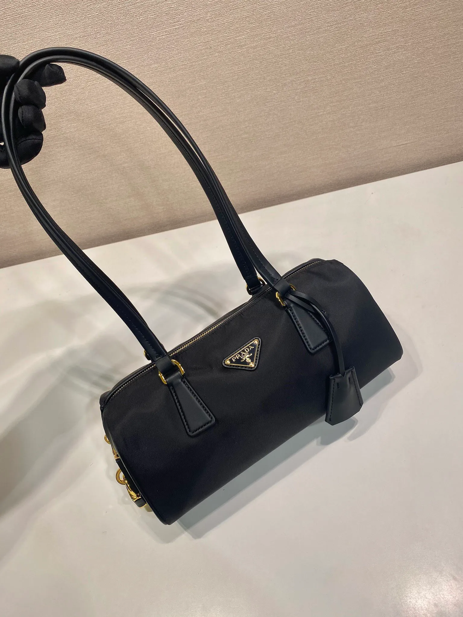 💰1260🎉New lock bag🎉1BB127 nylon fabric🎉🎉 This handbag is made of imported nylon fabric and calfskin, with an exquisite and versatile silhouette that highlights its essence. Paired with gold metal hardware, the zipper closure has an elegant padlock, making it even more chic. It has large capacity and can be carried by hand or on the shoulder. Baby, hurry up and get it🎉🎉 Length 29x Height 12.5x Bottom 10cm🎉🎉