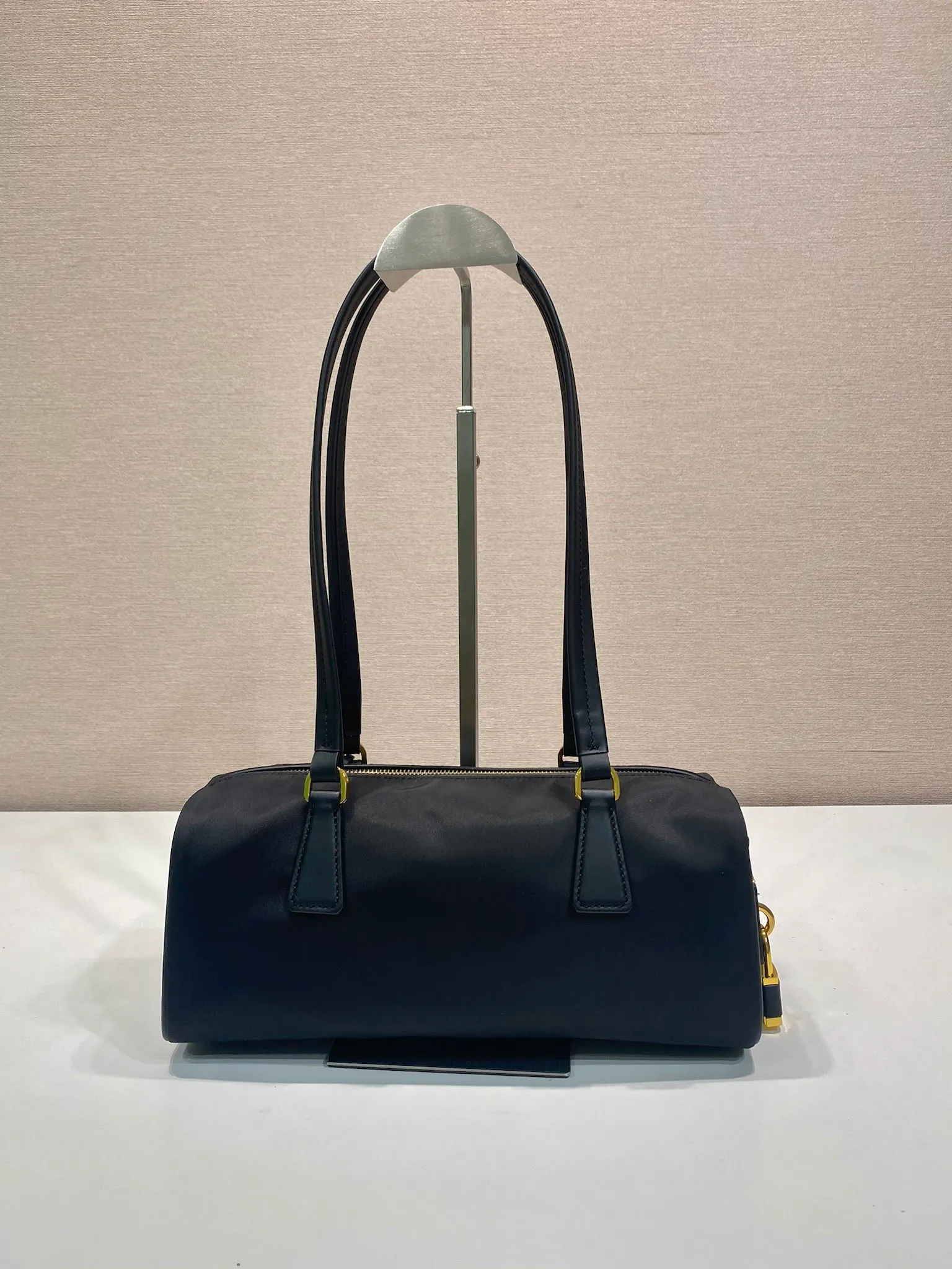 💰1260🎉New lock bag🎉1BB127 nylon fabric🎉🎉 This handbag is made of imported nylon fabric and calfskin, with an exquisite and versatile silhouette that highlights its essence. Paired with gold metal hardware, the zipper closure has an elegant padlock, making it even more chic. It has large capacity and can be carried by hand or on the shoulder. Baby, hurry up and get it🎉🎉 Length 29x Height 12.5x Bottom 10cm🎉🎉