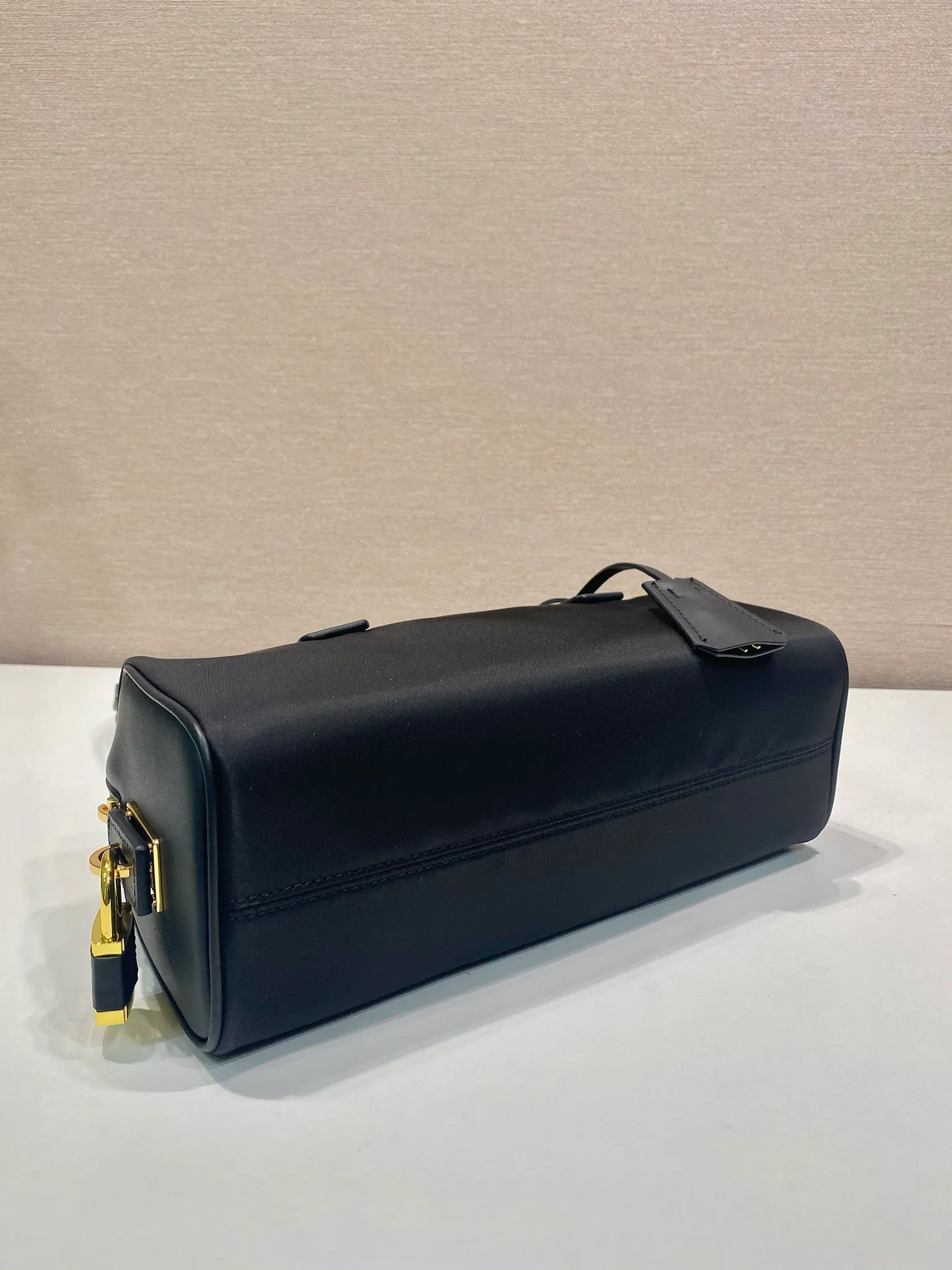 💰1260🎉New lock bag🎉1BB127 nylon fabric🎉🎉 This handbag is made of imported nylon fabric and calfskin, with an exquisite and versatile silhouette that highlights its essence. Paired with gold metal hardware, the zipper closure has an elegant padlock, making it even more chic. It has large capacity and can be carried by hand or on the shoulder. Baby, hurry up and get it🎉🎉 Length 29x Height 12.5x Bottom 10cm🎉🎉