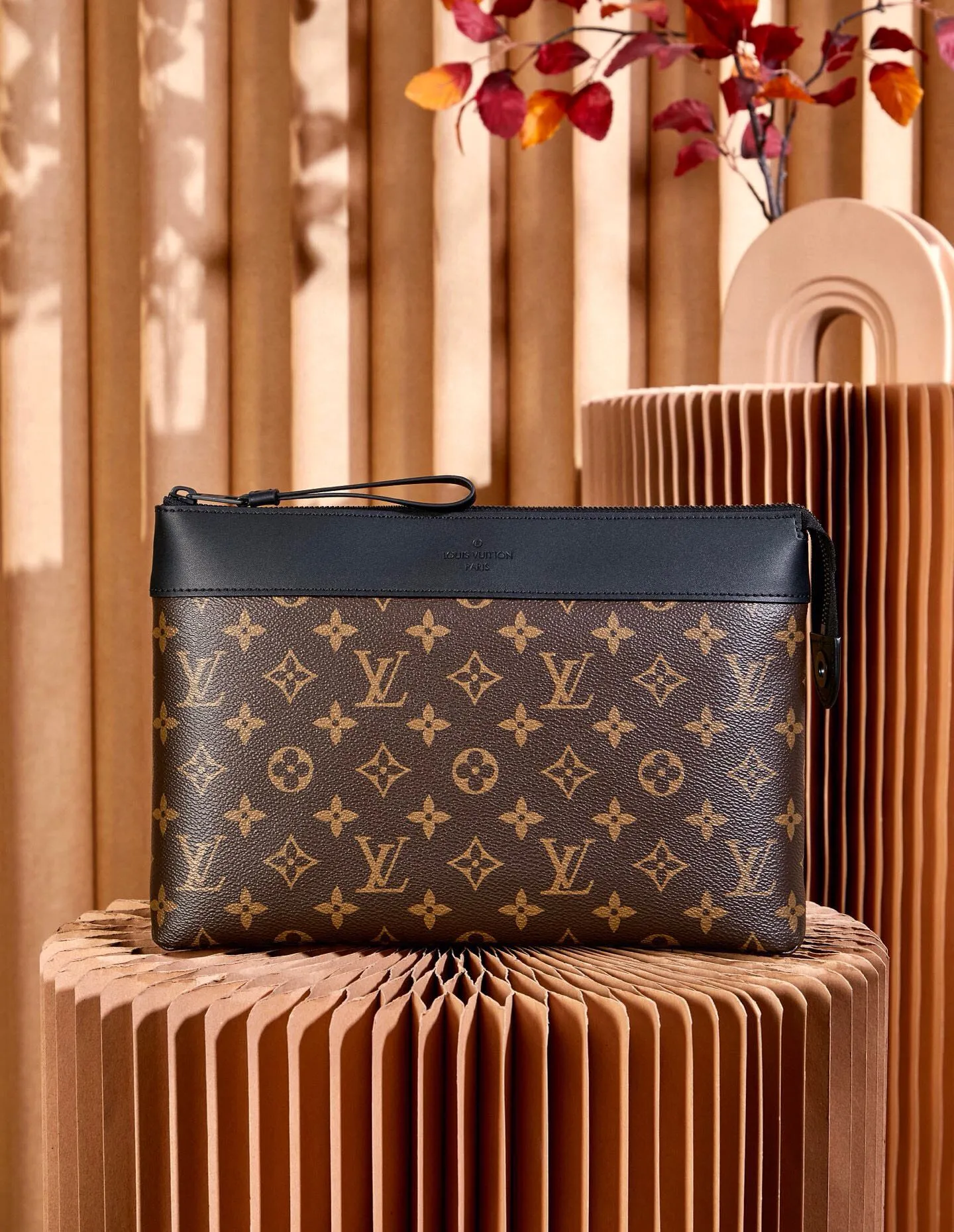 P¥460👉nfc163C01 dynamic chip version👈【Top inspection-free all-steel hardware】M82543 POCHETTE VOYAGE SOUPLE Clutch Pochette Voyage Souple Clutch is made of soft Monogram Eclipse coated canvas, and outlines the classic Pochette Voyage Clutch lines with rounded strokes, bringing a comfortable travel experience. M82543 Full leather embossed, black floral black leather, black grid black leather, presbyopic black leather, Pila brand front compartment clutch, small clutch oo [handshake] [handshake] Slim configuration with zipper compartment and magnetic back pocket. 32 x 21 x 8 cm (length x height x width)