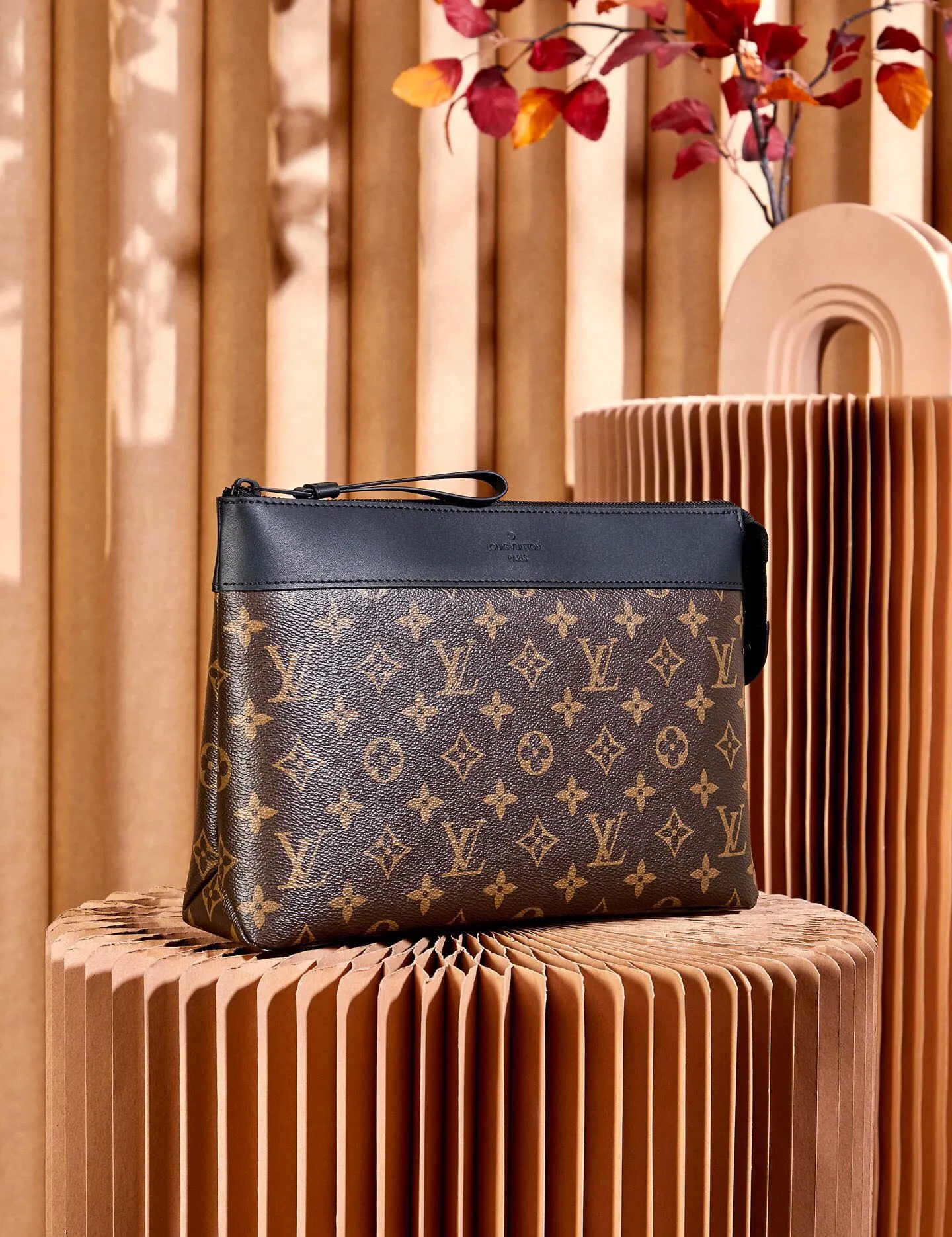 P¥460👉nfc163C01 dynamic chip version👈【Top inspection-free all-steel hardware】M82543 POCHETTE VOYAGE SOUPLE Clutch Pochette Voyage Souple Clutch is made of soft Monogram Eclipse coated canvas, and outlines the classic Pochette Voyage Clutch lines with rounded strokes, bringing a comfortable travel experience. M82543 Full leather embossed, black floral black leather, black grid black leather, presbyopic black leather, Pila brand front compartment clutch, small clutch oo [handshake] [handshake] Slim configuration with zipper compartment and magnetic back pocket. 32 x 21 x 8 cm (length x height x width)