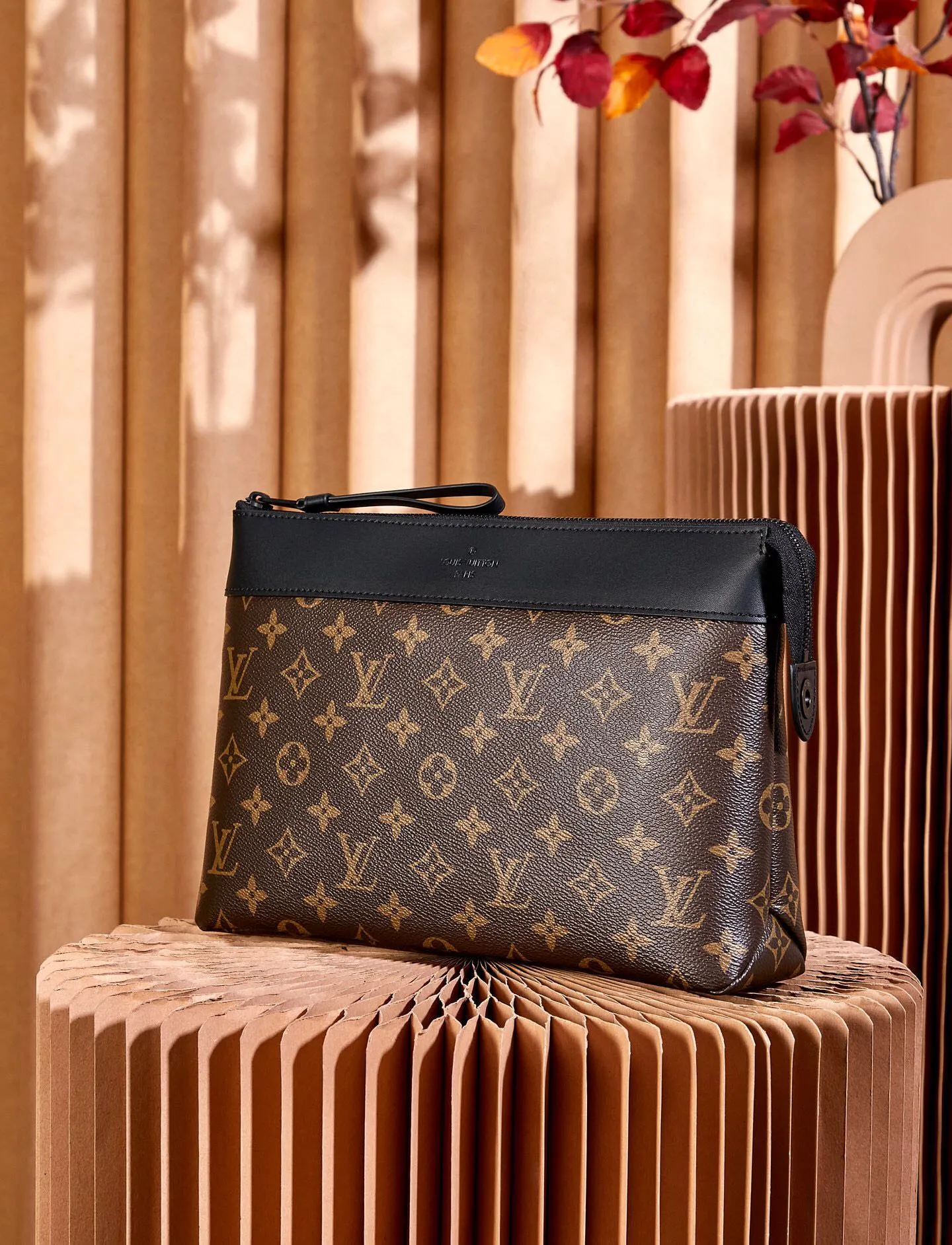 P¥460👉nfc163C01 dynamic chip version👈【Top inspection-free all-steel hardware】M82543 POCHETTE VOYAGE SOUPLE Clutch Pochette Voyage Souple Clutch is made of soft Monogram Eclipse coated canvas, and outlines the classic Pochette Voyage Clutch lines with rounded strokes, bringing a comfortable travel experience. M82543 Full leather embossed, black floral black leather, black grid black leather, presbyopic black leather, Pila brand front compartment clutch, small clutch oo [handshake] [handshake] Slim configuration with zipper compartment and magnetic back pocket. 32 x 21 x 8 cm (length x height x width)