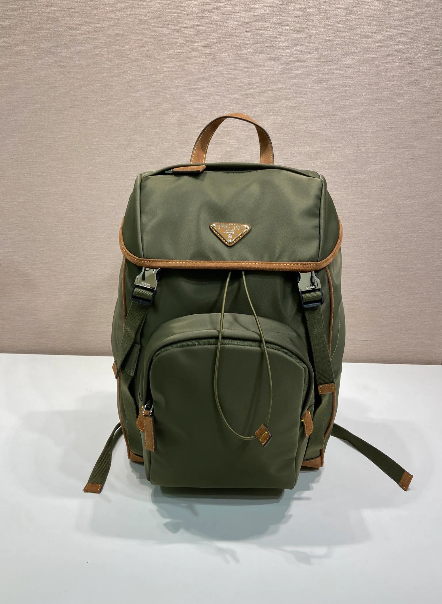 💰1460🎉New double shoulder straps🎉2VZ135 new color🎉🎉 This nylon backpack is decorated with contrasting calfskin trim, using creativity and technology to create a unique style. Multiple pockets and a technical padded back are design features. A new style among classics, fashionable and elegant👍👍Another classic that will never go out of style👏👏Length 27x Height 45x Bottom 17cm👏👏👏💰💰💰