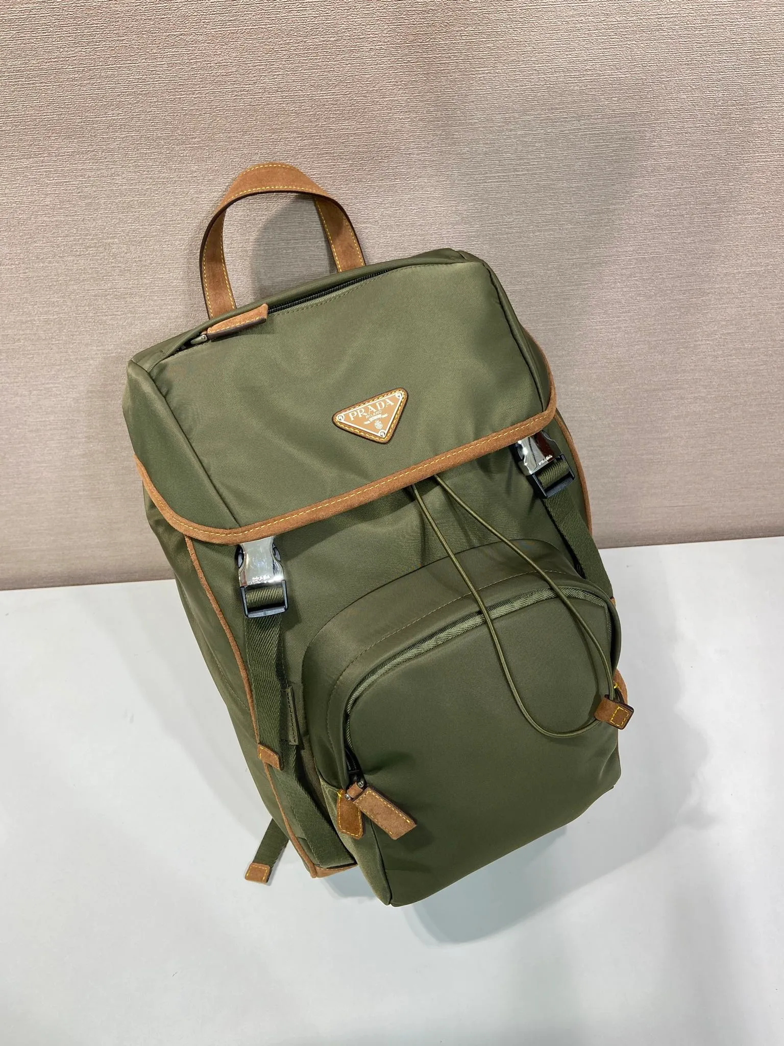 💰1460🎉New double shoulder straps🎉2VZ135 new color🎉🎉 This nylon backpack is decorated with contrasting calfskin trim, using creativity and technology to create a unique style. Multiple pockets and a technical padded back are design features. A new style among classics, fashionable and elegant👍👍Another classic that will never go out of style👏👏Length 27x Height 45x Bottom 17cm👏👏👏💰💰💰