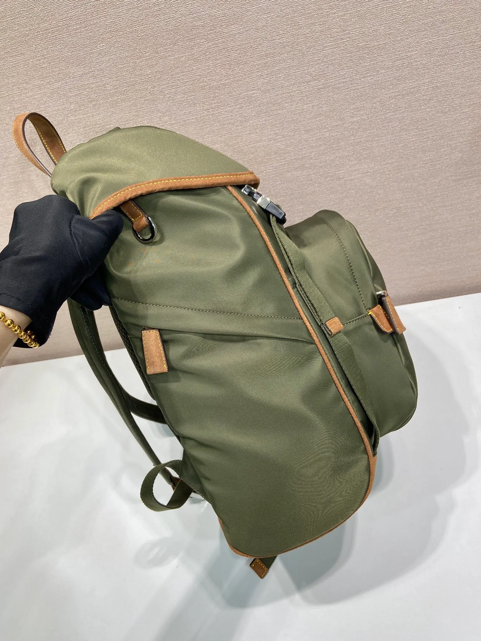 💰1460🎉New double shoulder straps🎉2VZ135 new color🎉🎉 This nylon backpack is decorated with contrasting calfskin trim, using creativity and technology to create a unique style. Multiple pockets and a technical padded back are design features. A new style among classics, fashionable and elegant👍👍Another classic that will never go out of style👏👏Length 27x Height 45x Bottom 17cm👏👏👏💰💰💰