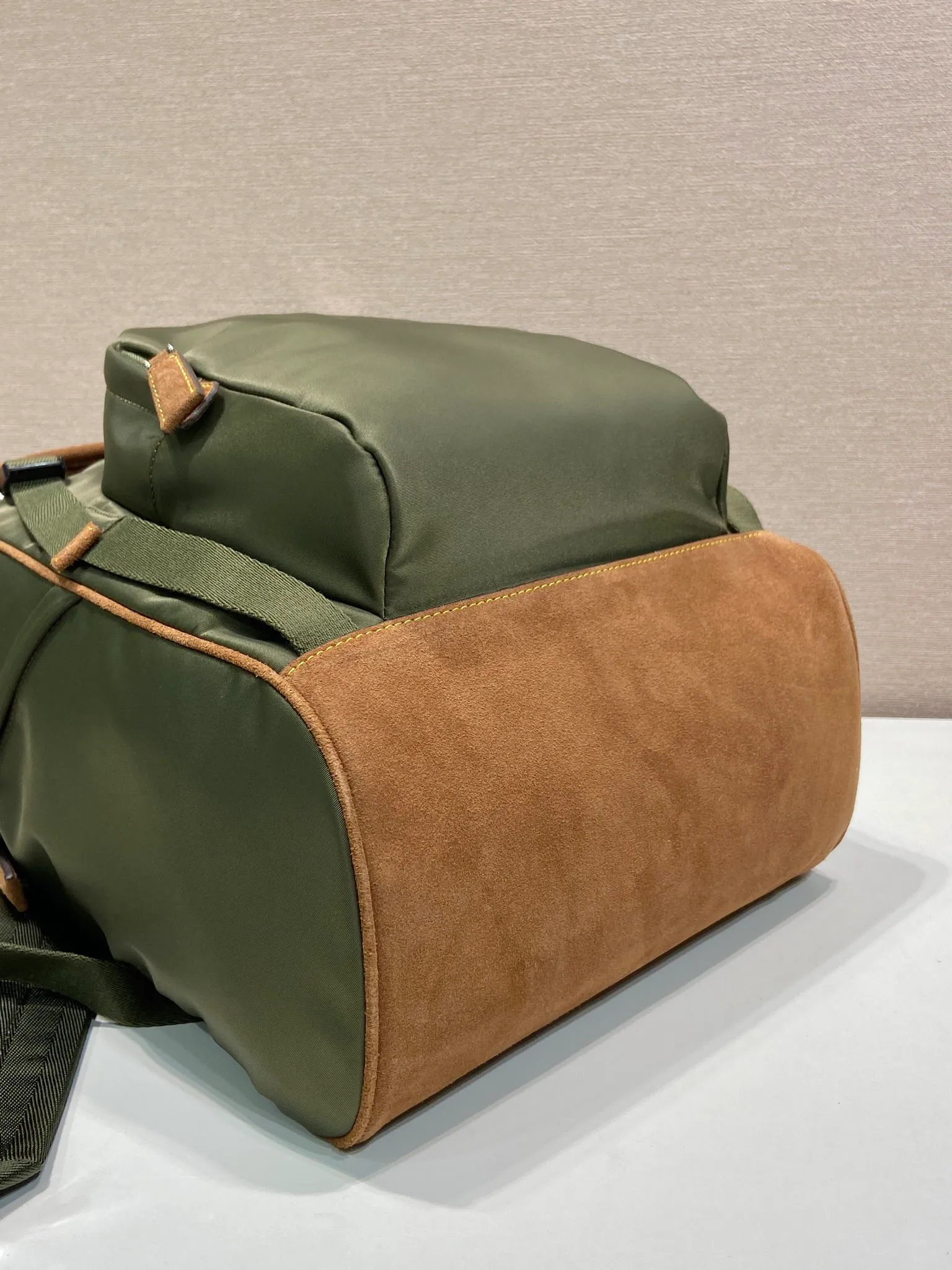 💰1460🎉New double shoulder straps🎉2VZ135 new color🎉🎉 This nylon backpack is decorated with contrasting calfskin trim, using creativity and technology to create a unique style. Multiple pockets and a technical padded back are design features. A new style among classics, fashionable and elegant👍👍Another classic that will never go out of style👏👏Length 27x Height 45x Bottom 17cm👏👏👏💰💰💰