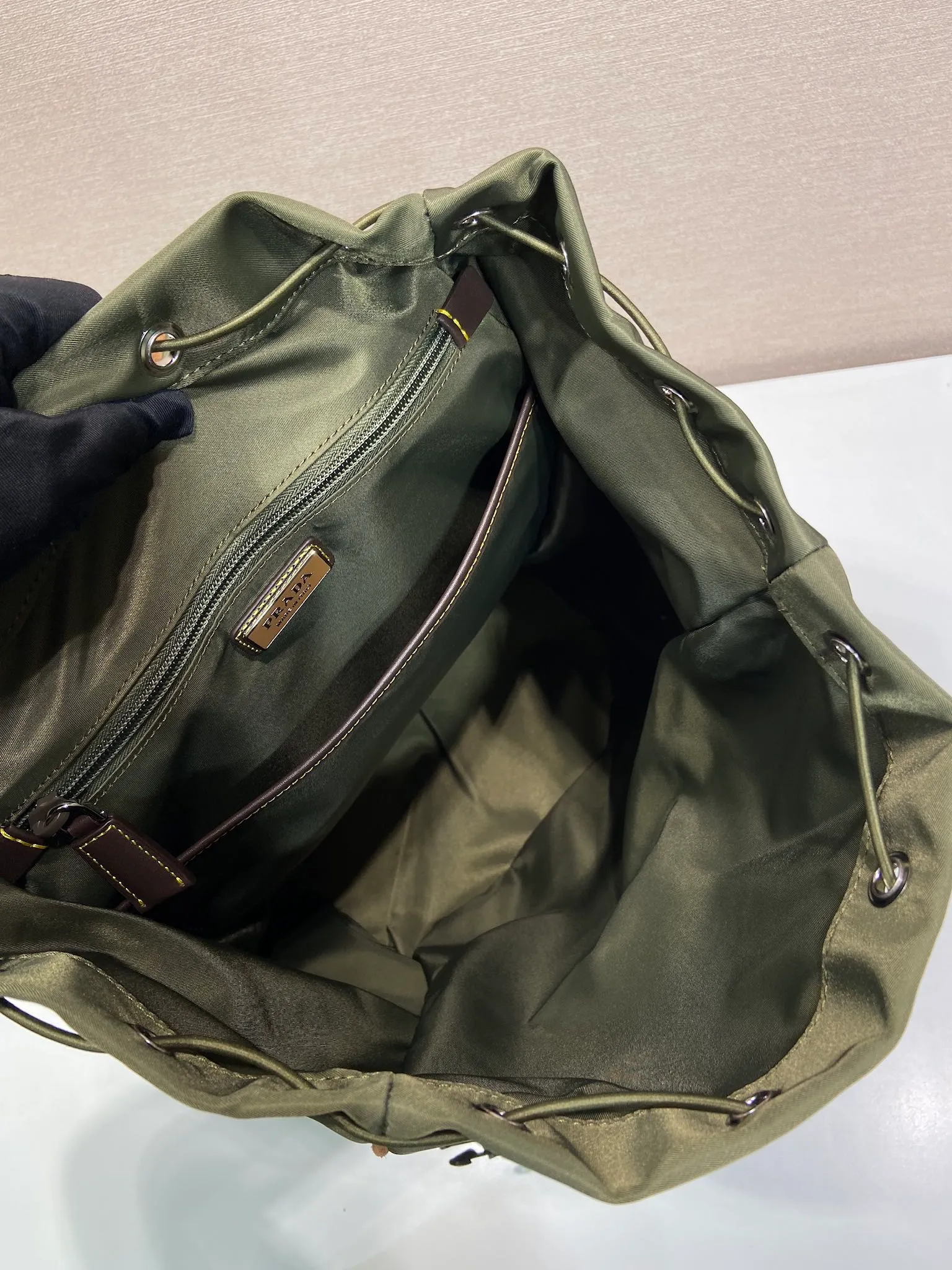 💰1460🎉New double shoulder straps🎉2VZ135 new color🎉🎉 This nylon backpack is decorated with contrasting calfskin trim, using creativity and technology to create a unique style. Multiple pockets and a technical padded back are design features. A new style among classics, fashionable and elegant👍👍Another classic that will never go out of style👏👏Length 27x Height 45x Bottom 17cm👏👏👏💰💰💰