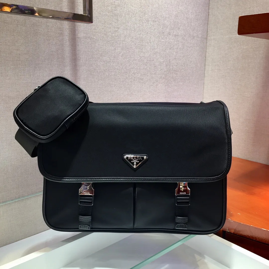 💰1120🎉New 2VD768B 🎉Original item👍👍This nylon flap handbag is decorated with classic Saffiano leather trim, equipped with two side opening buckles, and decorated with the iconic triangle metal logo, highlighting the fashionable design style, using imported nylon and Saffiano Made of leather, two front pockets, one of which has a zippered back zipper pocket, two internal mobile phone pockets, and adjustable nylon logo jacquard shoulder strap, a classic and fashionable messenger bag😘😘Men’s favorite👏👏Length 32x Height 24x Bottom 12cm👍👍