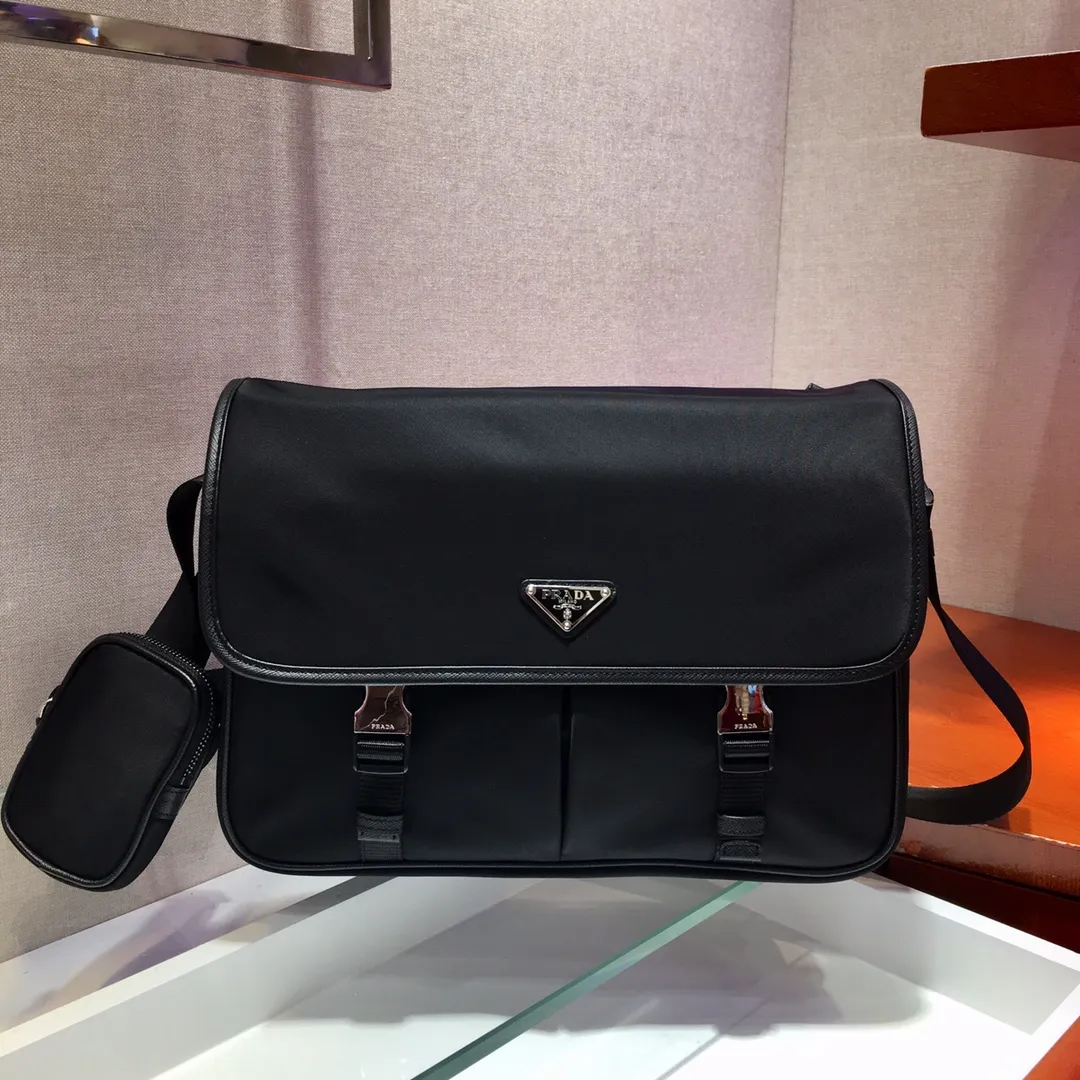 💰1120🎉New 2VD768B 🎉Original item👍👍This nylon flap handbag is decorated with classic Saffiano leather trim, equipped with two side opening buckles, and decorated with the iconic triangle metal logo, highlighting the fashionable design style, using imported nylon and Saffiano Made of leather, two front pockets, one of which has a zippered back zipper pocket, two internal mobile phone pockets, and adjustable nylon logo jacquard shoulder strap, a classic and fashionable messenger bag😘😘Men’s favorite👏👏Length 32x Height 24x Bottom 12cm👍👍