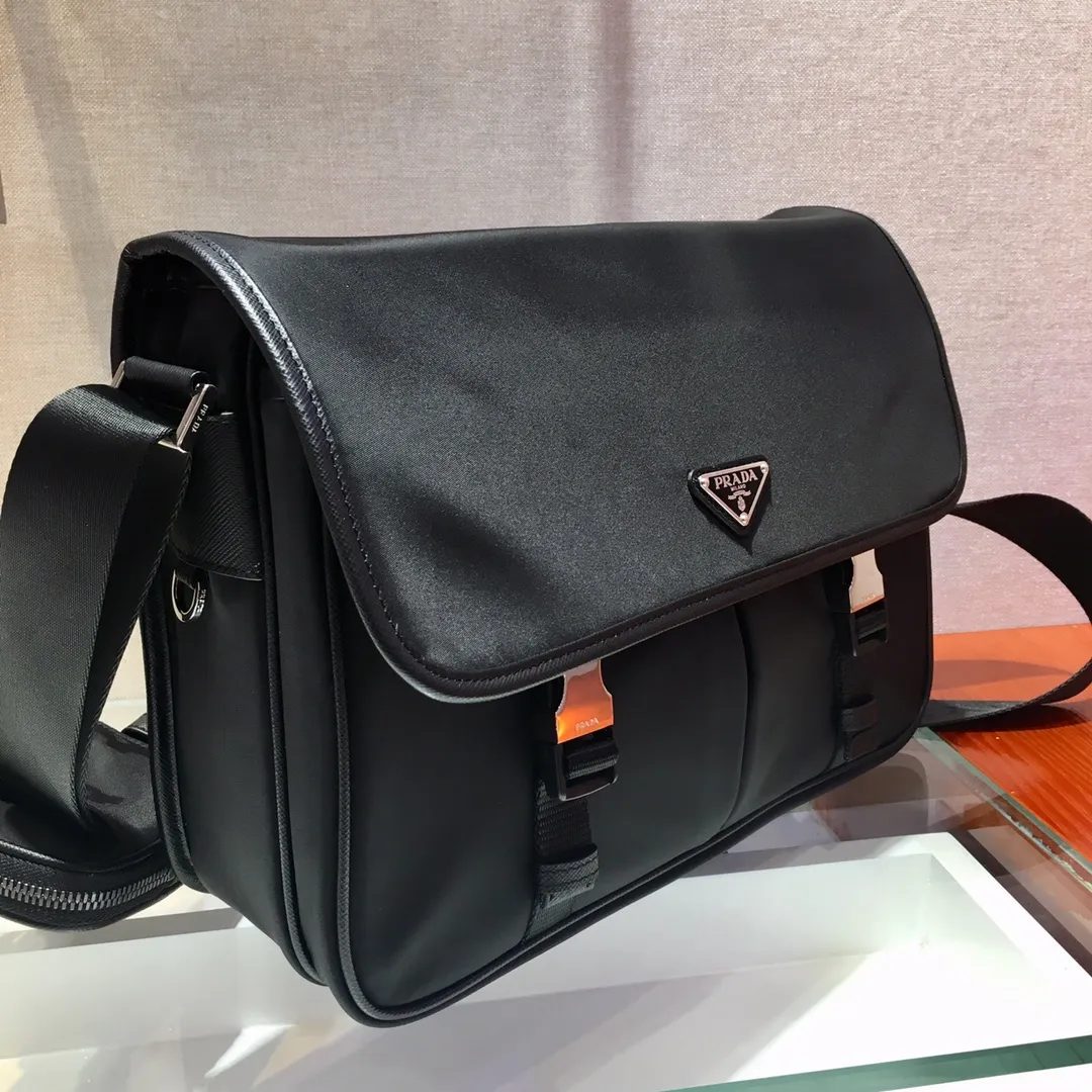 💰1120🎉New 2VD768B 🎉Original item👍👍This nylon flap handbag is decorated with classic Saffiano leather trim, equipped with two side opening buckles, and decorated with the iconic triangle metal logo, highlighting the fashionable design style, using imported nylon and Saffiano Made of leather, two front pockets, one of which has a zippered back zipper pocket, two internal mobile phone pockets, and adjustable nylon logo jacquard shoulder strap, a classic and fashionable messenger bag😘😘Men’s favorite👏👏Length 32x Height 24x Bottom 12cm👍👍