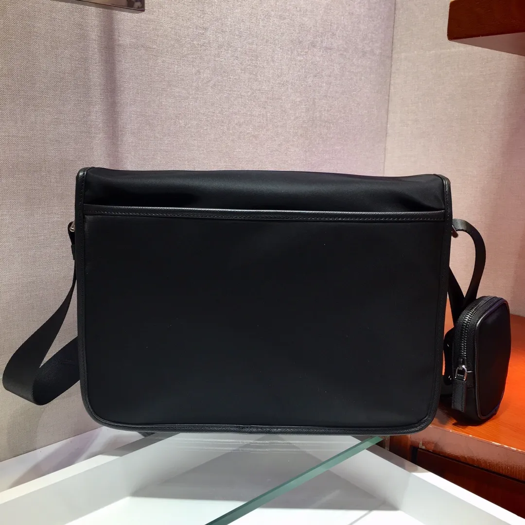 💰1120🎉New 2VD768B 🎉Original item👍👍This nylon flap handbag is decorated with classic Saffiano leather trim, equipped with two side opening buckles, and decorated with the iconic triangle metal logo, highlighting the fashionable design style, using imported nylon and Saffiano Made of leather, two front pockets, one of which has a zippered back zipper pocket, two internal mobile phone pockets, and adjustable nylon logo jacquard shoulder strap, a classic and fashionable messenger bag😘😘Men’s favorite👏👏Length 32x Height 24x Bottom 12cm👍👍