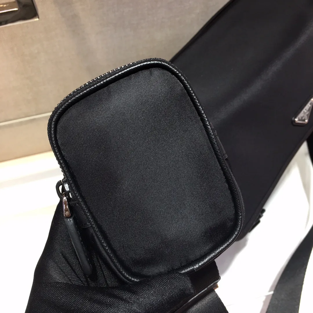 💰1120🎉New 2VD768B 🎉Original item👍👍This nylon flap handbag is decorated with classic Saffiano leather trim, equipped with two side opening buckles, and decorated with the iconic triangle metal logo, highlighting the fashionable design style, using imported nylon and Saffiano Made of leather, two front pockets, one of which has a zippered back zipper pocket, two internal mobile phone pockets, and adjustable nylon logo jacquard shoulder strap, a classic and fashionable messenger bag😘😘Men’s favorite👏👏Length 32x Height 24x Bottom 12cm👍👍