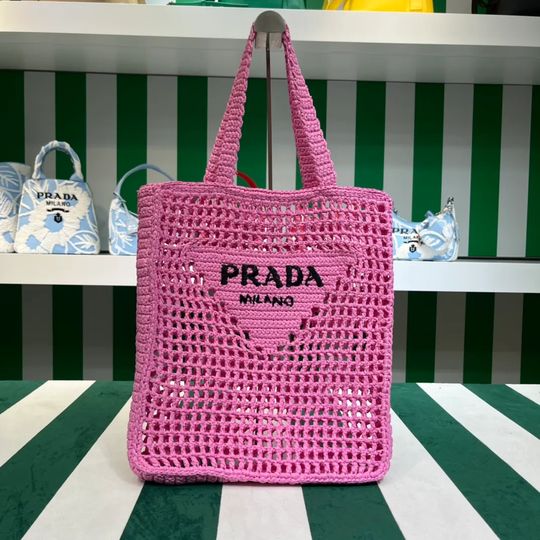 💰1160 Raffia Upgraded Version/Pink🌸 𝗣𝗿'𝗮𝗱𝗮Raffia Fiber Tote Bag Made of high-quality imported raffia🌿 Purely handmade! Every craftsman makes it with care and crochets it stitch by stitch! How can summer outings, picnics, and photo shoots be complete without a beautiful, lightweight and chic straw bag? 393 Size: 36×4×38cm