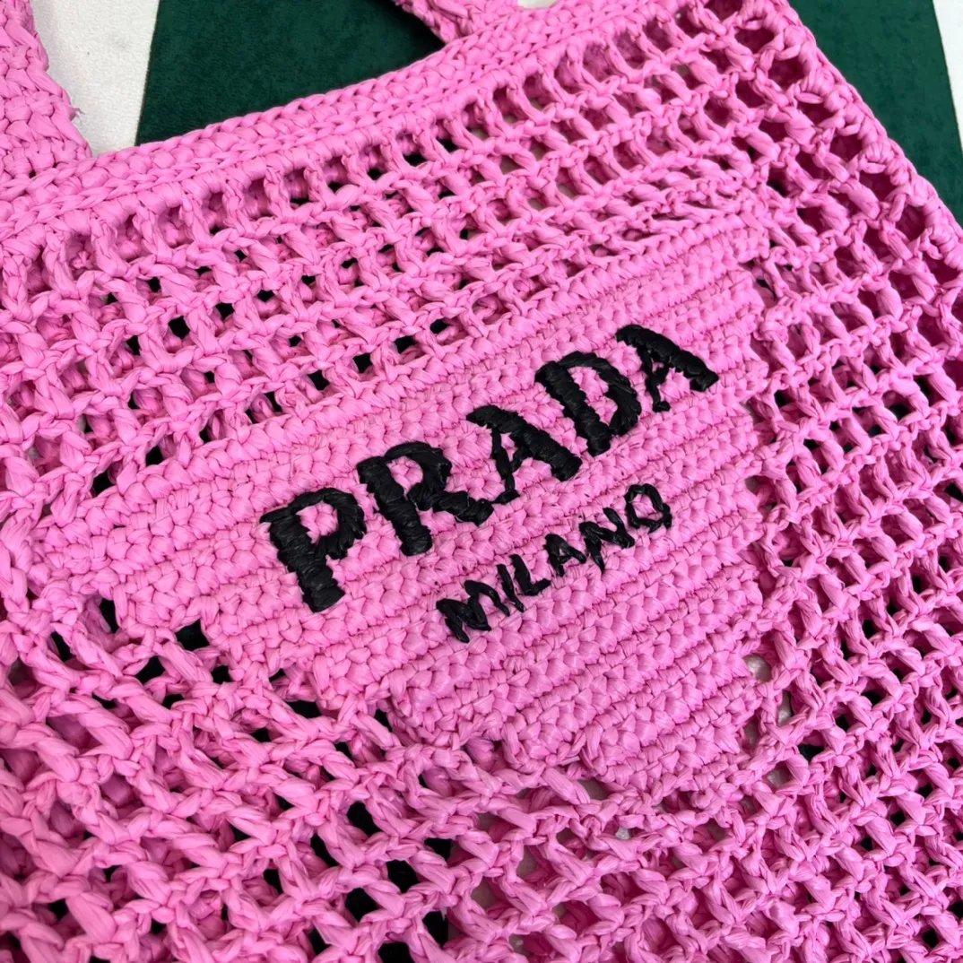 💰1160 Raffia Upgraded Version/Pink🌸 𝗣𝗿'𝗮𝗱𝗮Raffia Fiber Tote Bag Made of high-quality imported raffia🌿 Purely handmade! Every craftsman makes it with care and crochets it stitch by stitch! How can summer outings, picnics, and photo shoots be complete without a beautiful, lightweight and chic straw bag? 393 Size: 36×4×38cm