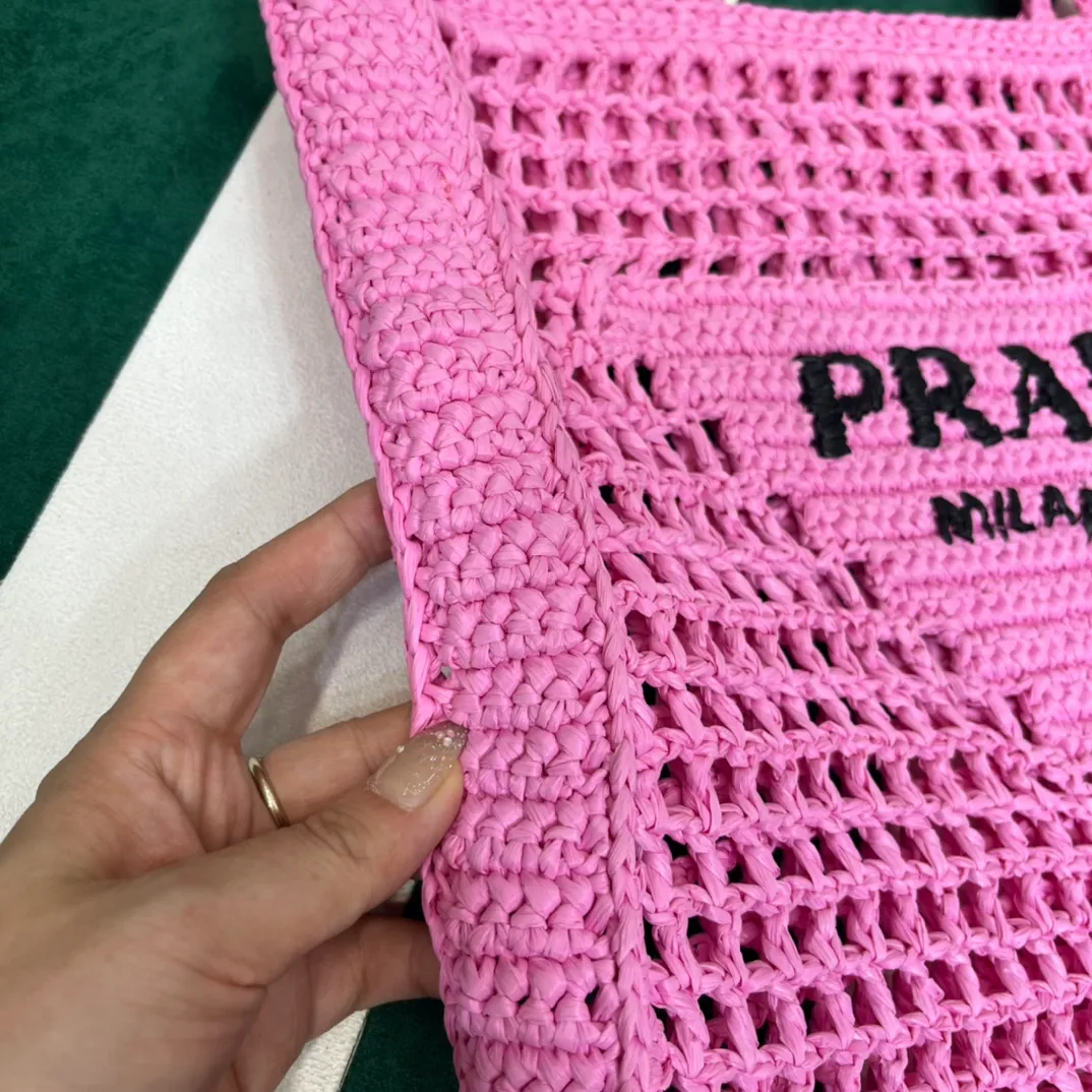 💰1160 Raffia Upgraded Version/Pink🌸 𝗣𝗿'𝗮𝗱𝗮Raffia Fiber Tote Bag Made of high-quality imported raffia🌿 Purely handmade! Every craftsman makes it with care and crochets it stitch by stitch! How can summer outings, picnics, and photo shoots be complete without a beautiful, lightweight and chic straw bag? 393 Size: 36×4×38cm