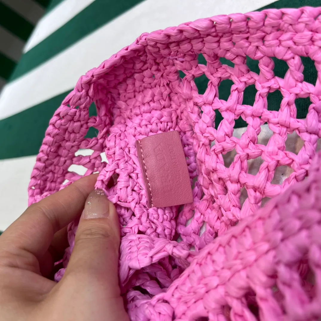 💰1160 Raffia Upgraded Version/Pink🌸 𝗣𝗿'𝗮𝗱𝗮Raffia Fiber Tote Bag Made of high-quality imported raffia🌿 Purely handmade! Every craftsman makes it with care and crochets it stitch by stitch! How can summer outings, picnics, and photo shoots be complete without a beautiful, lightweight and chic straw bag? 393 Size: 36×4×38cm