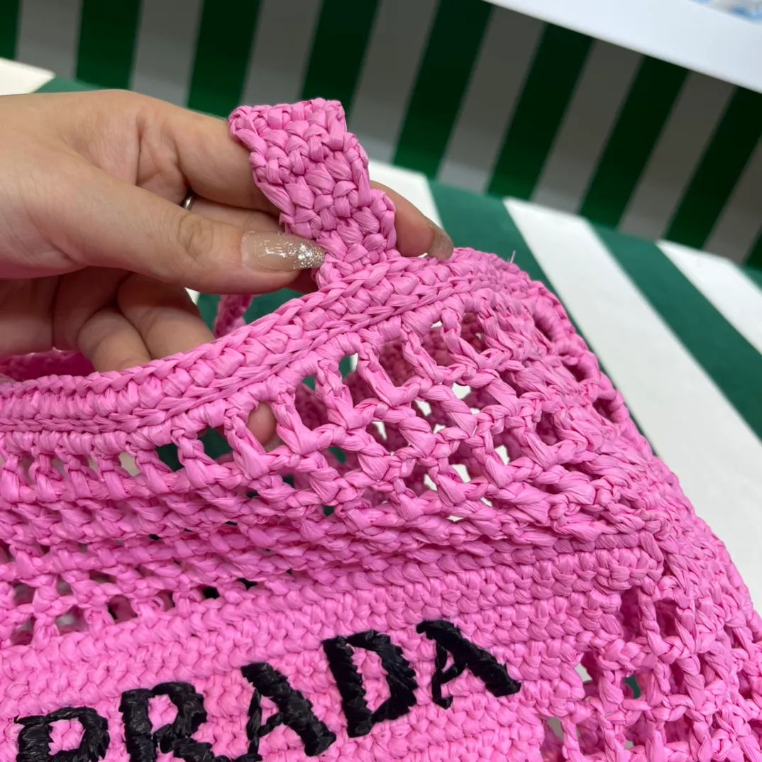 💰1160 Raffia Upgraded Version/Pink🌸 𝗣𝗿'𝗮𝗱𝗮Raffia Fiber Tote Bag Made of high-quality imported raffia🌿 Purely handmade! Every craftsman makes it with care and crochets it stitch by stitch! How can summer outings, picnics, and photo shoots be complete without a beautiful, lightweight and chic straw bag? 393 Size: 36×4×38cm
