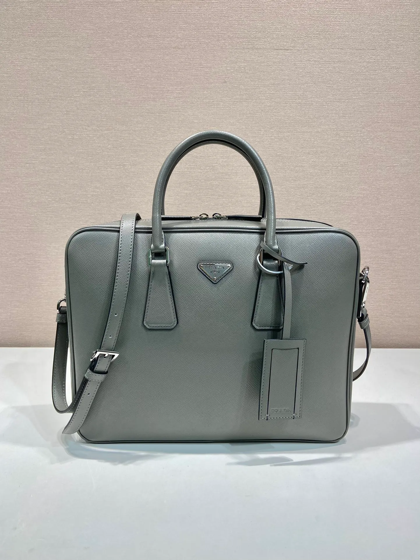 💰2140💋Exclusive debut💋2VE011💼💼The latest men's bag🤙🤙Made of imported Saffiano leather material 🤙Detachable and adjustable nylon shoulder straps 👏🏻Top brushed hardware💪🏾💪🏾Latest design of two-way zipper to the end😘Latest design Prada logo lining Four inner pockets: one with inner wall stitching, one with zipper, two mobile phone pockets, super practical💼💼, men hurry up, length 36x height 28x bottom 6.5cm🤙🤙🤙💰💰💰
