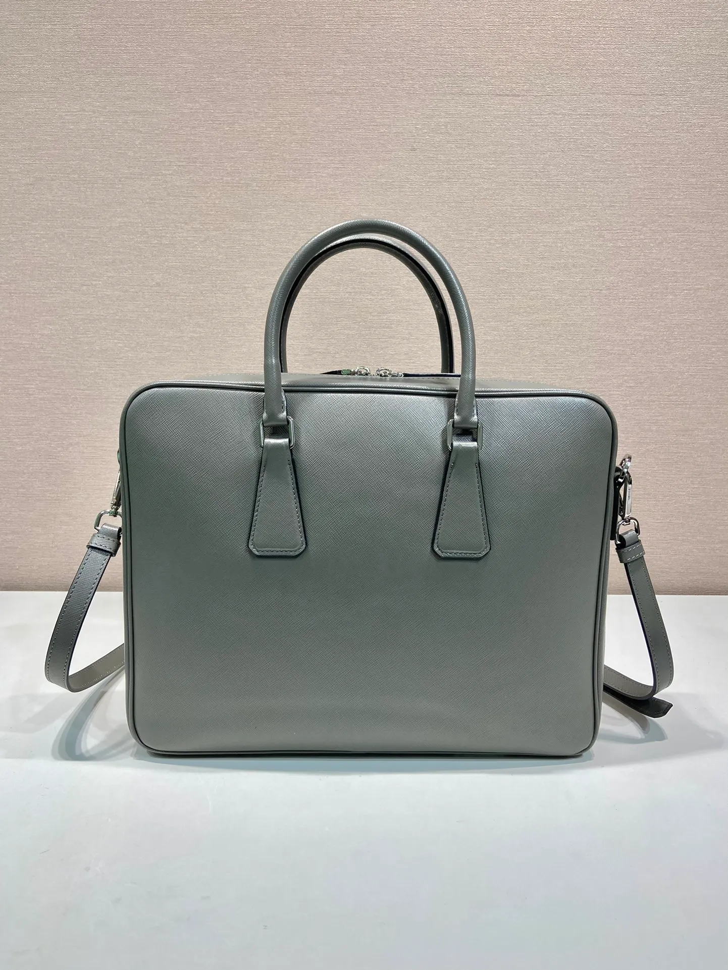 💰2140💋Exclusive debut💋2VE011💼💼The latest men's bag🤙🤙Made of imported Saffiano leather material 🤙Detachable and adjustable nylon shoulder straps 👏🏻Top brushed hardware💪🏾💪🏾Latest design of two-way zipper to the end😘Latest design Prada logo lining Four inner pockets: one with inner wall stitching, one with zipper, two mobile phone pockets, super practical💼💼, men hurry up, length 36x height 28x bottom 6.5cm🤙🤙🤙💰💰💰