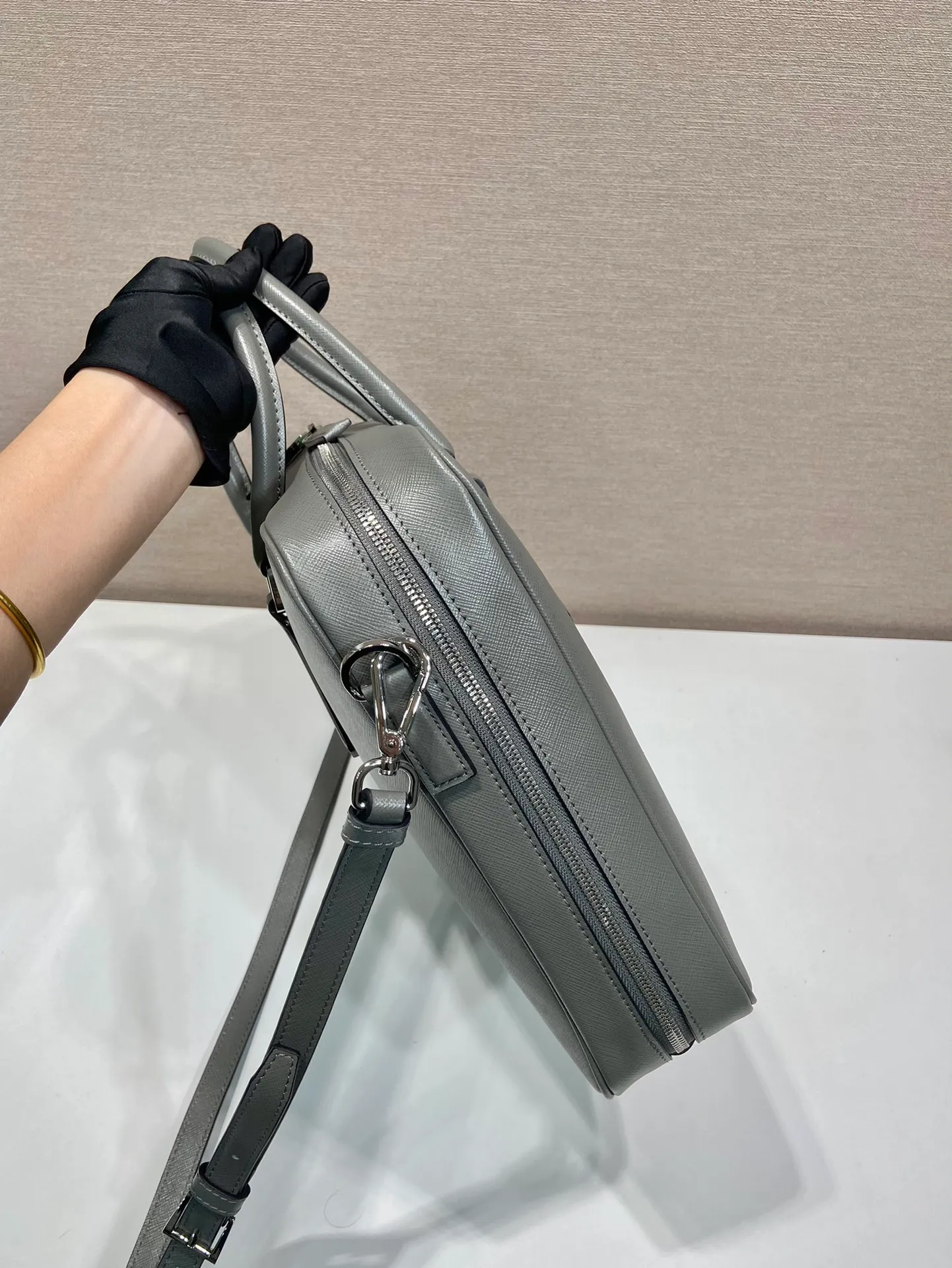💰2140💋Exclusive debut💋2VE011💼💼The latest men's bag🤙🤙Made of imported Saffiano leather material 🤙Detachable and adjustable nylon shoulder straps 👏🏻Top brushed hardware💪🏾💪🏾Latest design of two-way zipper to the end😘Latest design Prada logo lining Four inner pockets: one with inner wall stitching, one with zipper, two mobile phone pockets, super practical💼💼, men hurry up, length 36x height 28x bottom 6.5cm🤙🤙🤙💰💰💰