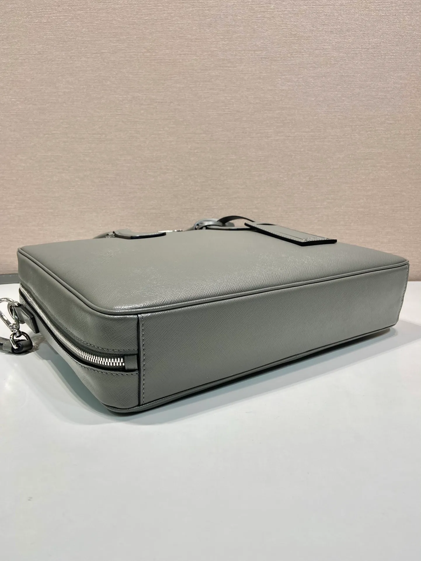 💰2140💋Exclusive debut💋2VE011💼💼The latest men's bag🤙🤙Made of imported Saffiano leather material 🤙Detachable and adjustable nylon shoulder straps 👏🏻Top brushed hardware💪🏾💪🏾Latest design of two-way zipper to the end😘Latest design Prada logo lining Four inner pockets: one with inner wall stitching, one with zipper, two mobile phone pockets, super practical💼💼, men hurry up, length 36x height 28x bottom 6.5cm🤙🤙🤙💰💰💰