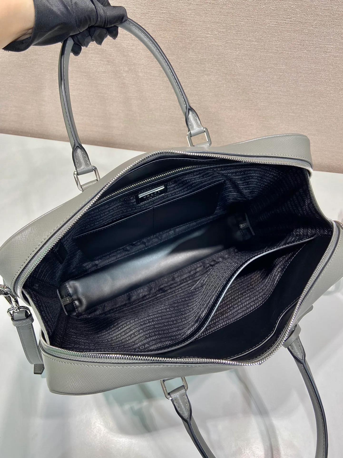 💰2140💋Exclusive debut💋2VE011💼💼The latest men's bag🤙🤙Made of imported Saffiano leather material 🤙Detachable and adjustable nylon shoulder straps 👏🏻Top brushed hardware💪🏾💪🏾Latest design of two-way zipper to the end😘Latest design Prada logo lining Four inner pockets: one with inner wall stitching, one with zipper, two mobile phone pockets, super practical💼💼, men hurry up, length 36x height 28x bottom 6.5cm🤙🤙🤙💰💰💰