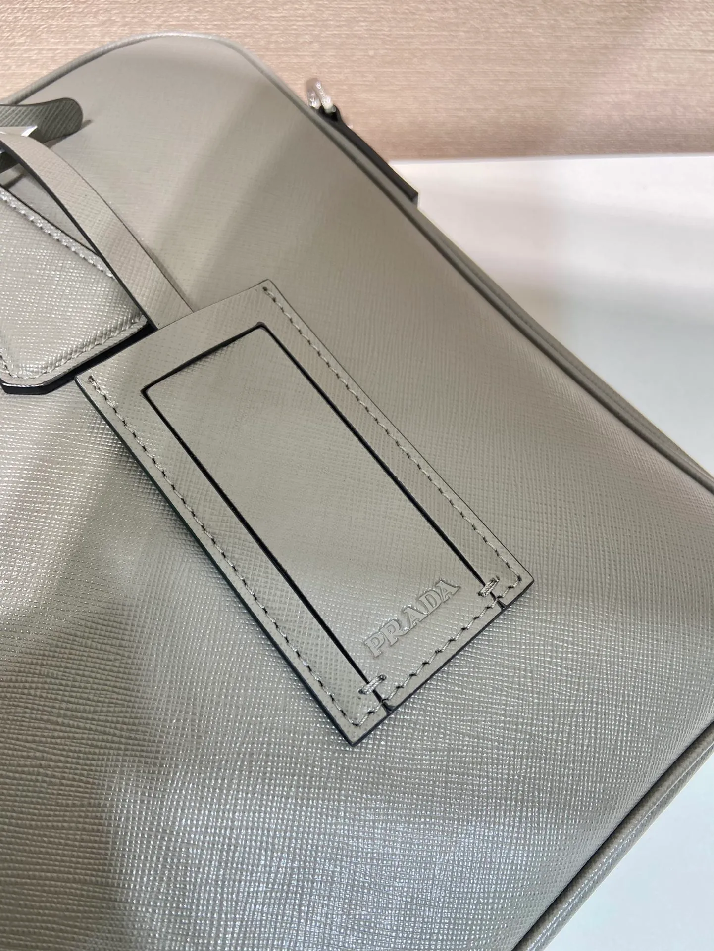 💰2140💋Exclusive debut💋2VE011💼💼The latest men's bag🤙🤙Made of imported Saffiano leather material 🤙Detachable and adjustable nylon shoulder straps 👏🏻Top brushed hardware💪🏾💪🏾Latest design of two-way zipper to the end😘Latest design Prada logo lining Four inner pockets: one with inner wall stitching, one with zipper, two mobile phone pockets, super practical💼💼, men hurry up, length 36x height 28x bottom 6.5cm🤙🤙🤙💰💰💰