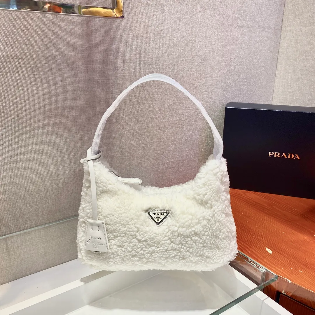 💰860🎉Plush Hobo🎉The design of this Hobo fur bag is another popular style in autumn and winter👏, you can feel its softness through the screen😘I want to hug it so fast The impulse🙊🙊It’s so cute, good-looking and extremely convenient to wear👍It looks great when carried in hand or as an armpit bag😘A must-have in winter, if you like it, hurry up and buy it🎉🎉 Style number: NE515 Length 23x Height 14x Bottom 5cm