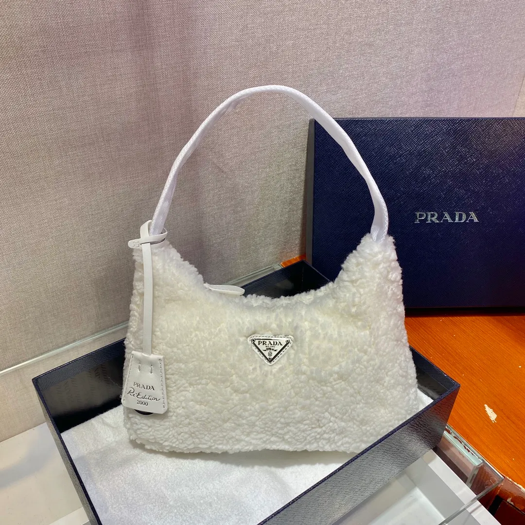 💰860🎉Plush Hobo🎉The design of this Hobo fur bag is another popular style in autumn and winter👏, you can feel its softness through the screen😘I want to hug it so fast The impulse🙊🙊It’s so cute, good-looking and extremely convenient to wear👍It looks great when carried in hand or as an armpit bag😘A must-have in winter, if you like it, hurry up and buy it🎉🎉 Style number: NE515 Length 23x Height 14x Bottom 5cm